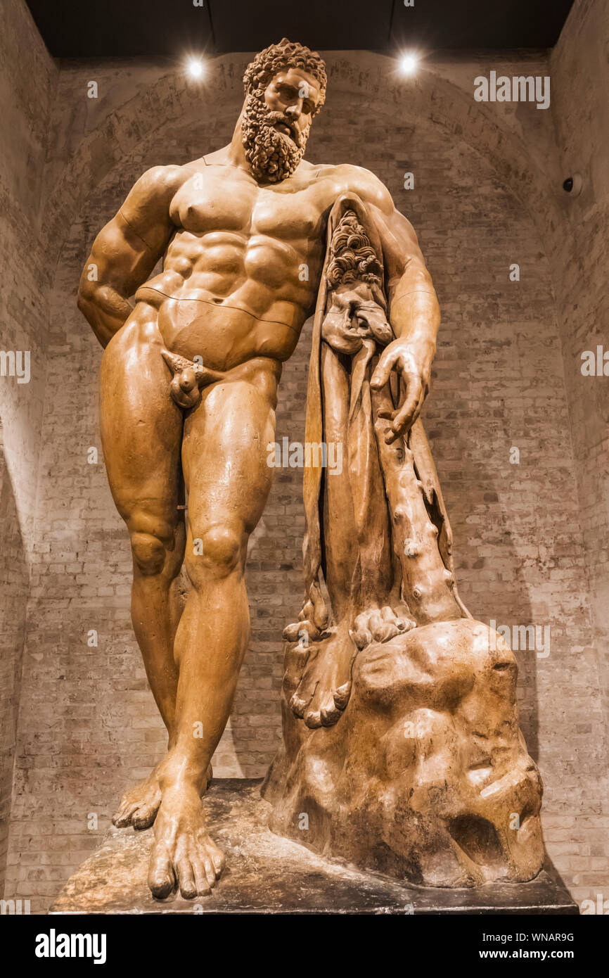 Inghilterra, Londra, Piccadilly, Birlington House, la Royal Academy of Arts, Cast Statua di Ercole Farnese In riposo datata 1790 Foto Stock