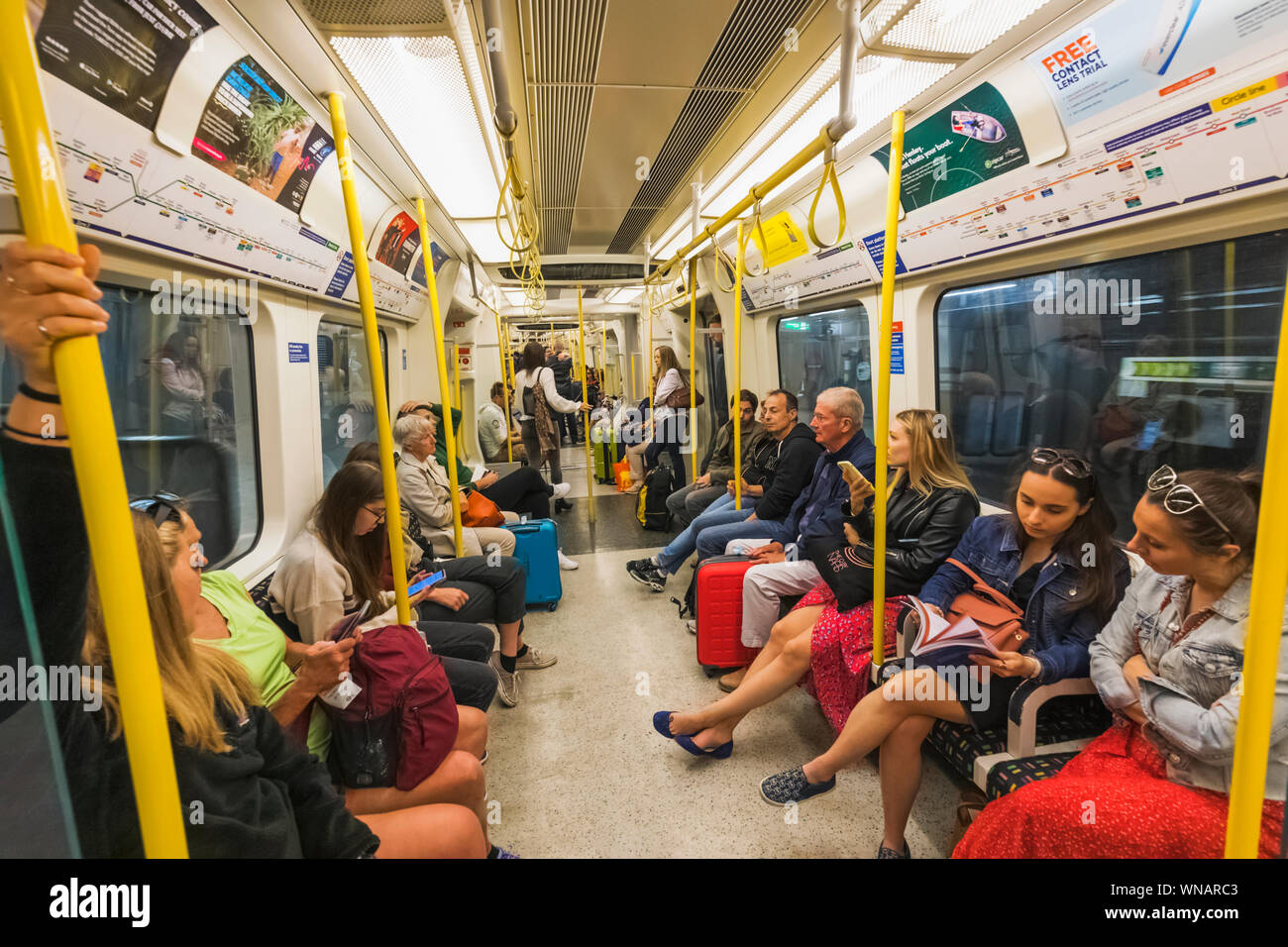 Inghilterra, Londra, i passeggeri sui treni della metropolitana Foto Stock