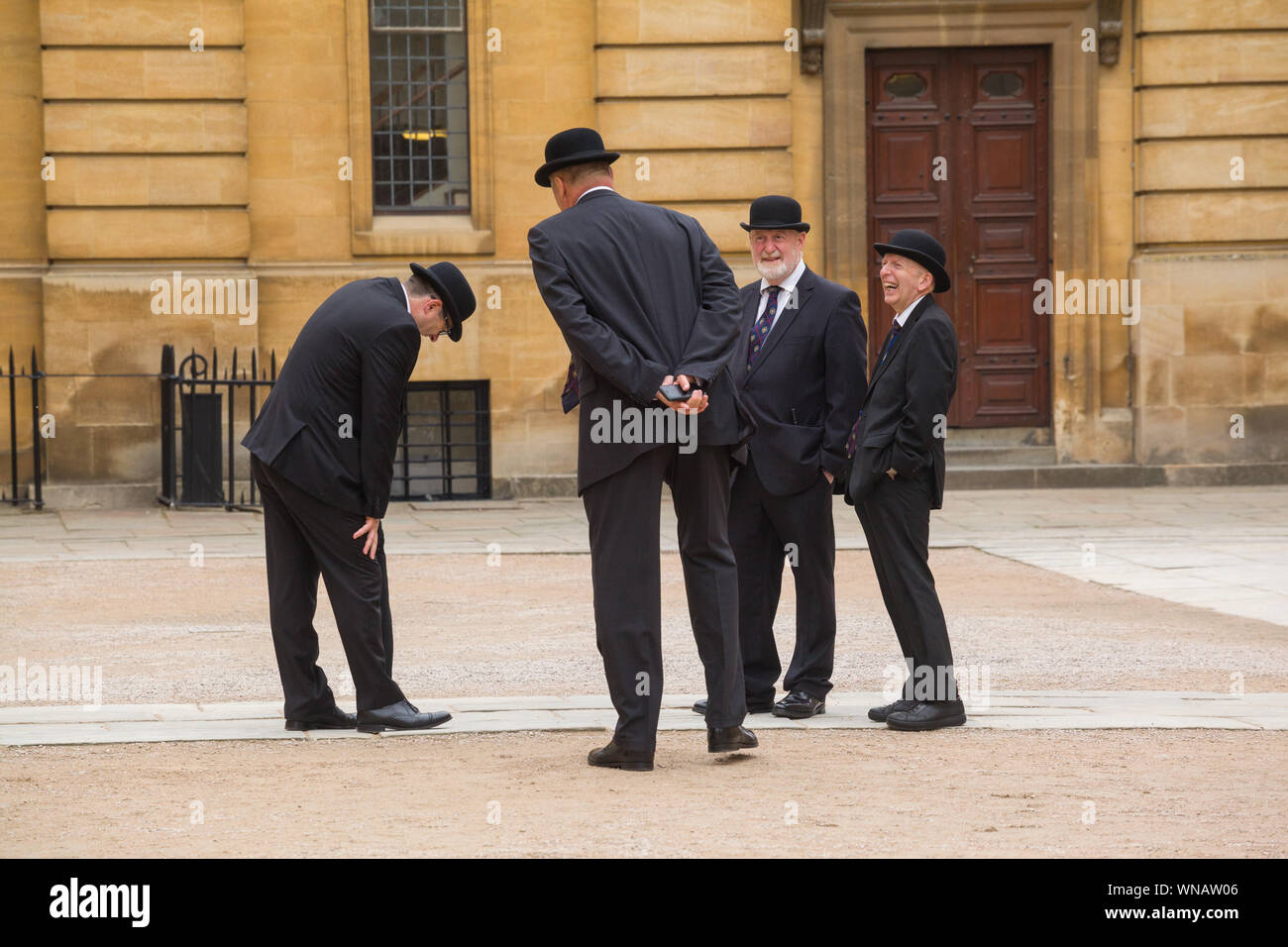 Le costabe della polizia dell'Università di Oxford o i Bulldogs di Oxford che indossano i cappelli bowler aspettano fuori della cerimonia annuale di Encaenia dal teatro Sheldonian Foto Stock