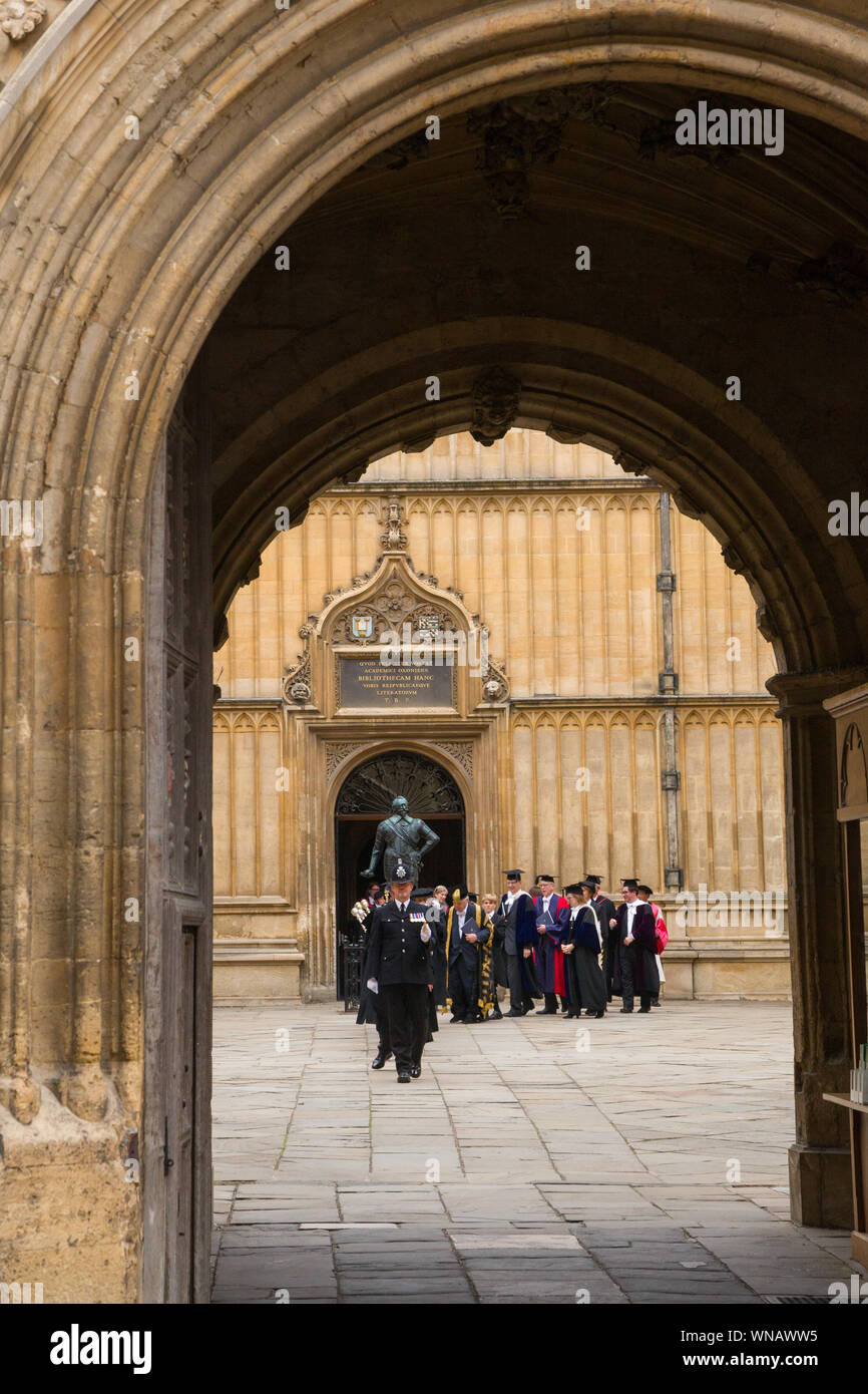 La processione per la cerimonia Encaenia all'Università di Oxford camminata attraverso la vecchia scuola Quad presso la biblioteca Bodleian Library Foto Stock