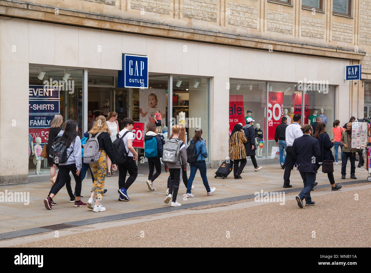 Shoppers passano dal gap store in Oxford con vendite per 60% off Foto Stock