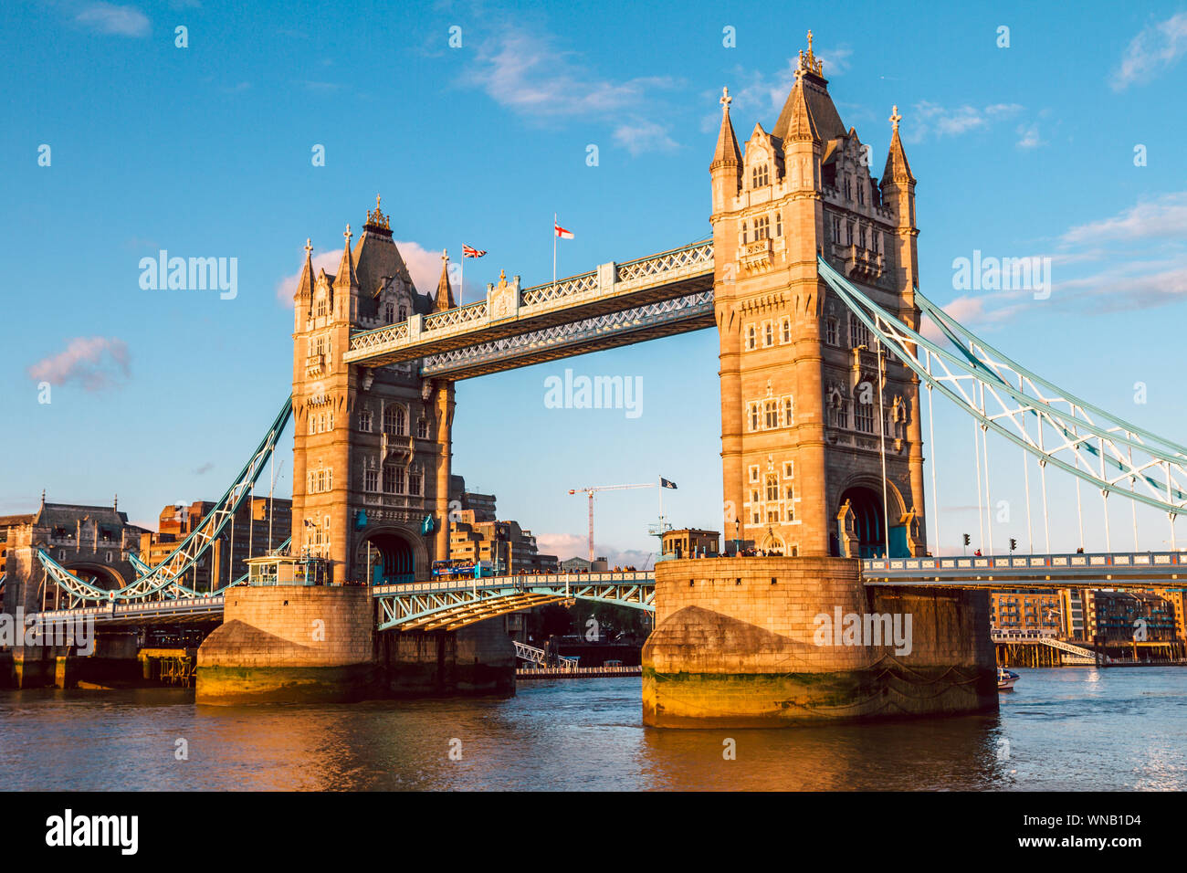 Il Tower Bridge di Londra illuminata dal sole di setting Foto Stock