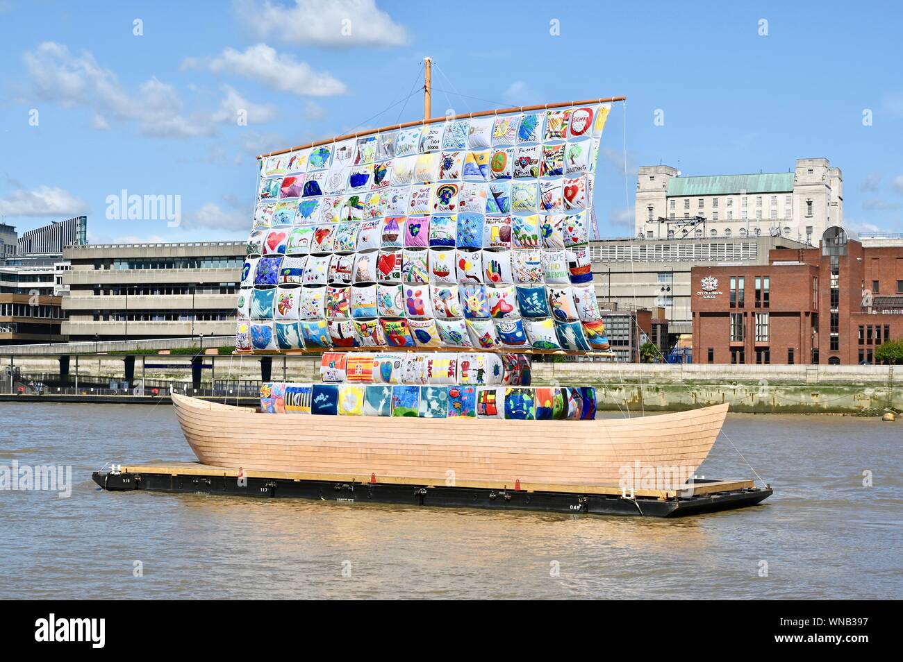 Nave di tolleranza di Ilya e Emilia Kabakov, totalmente Thames, Tate Modern di Londra. Regno Unito Foto Stock
