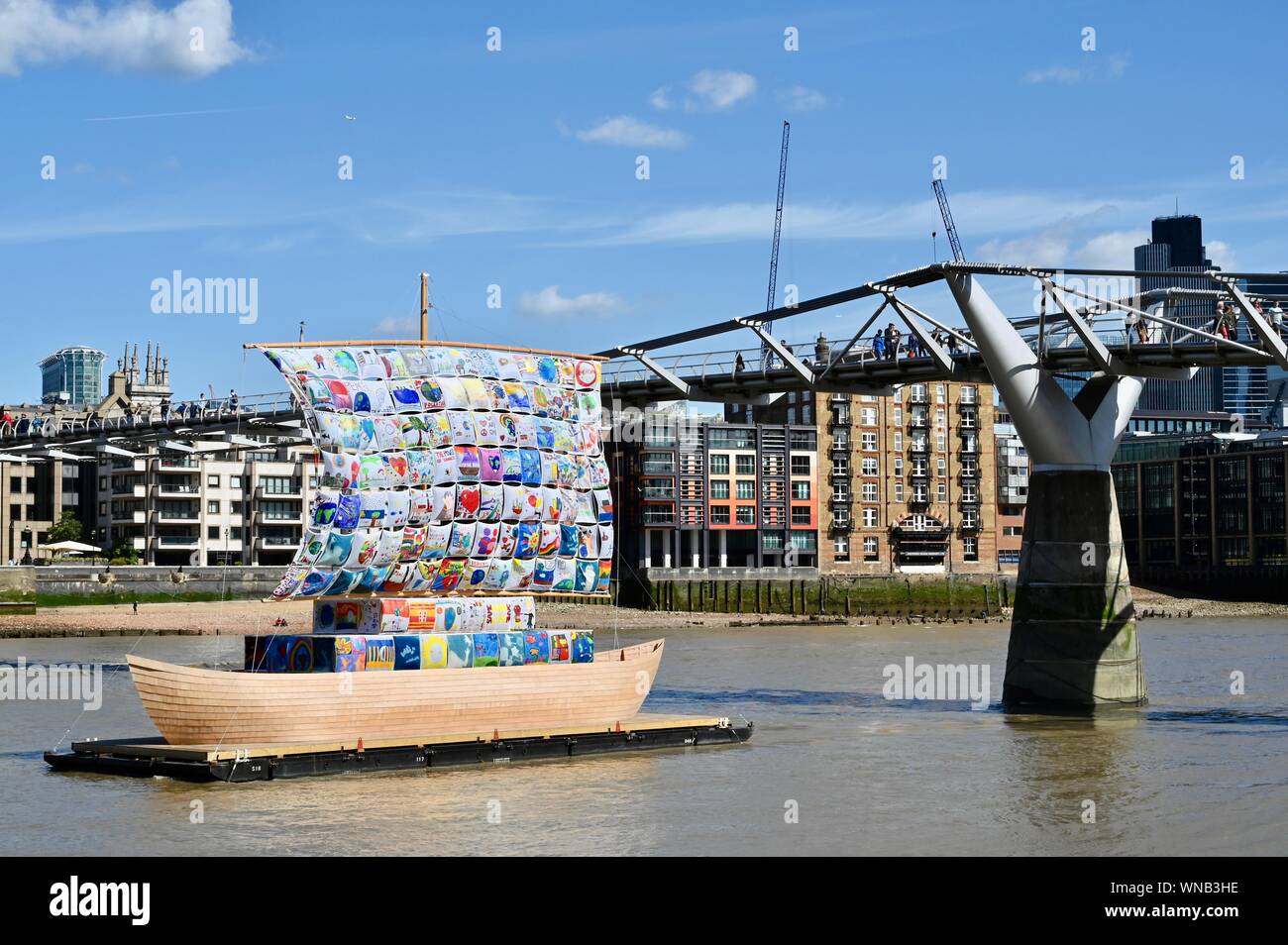 Nave di tolleranza di Ilya e Emilia Kabakov, totalmente Thames, Tate Modern di Londra. Regno Unito Foto Stock