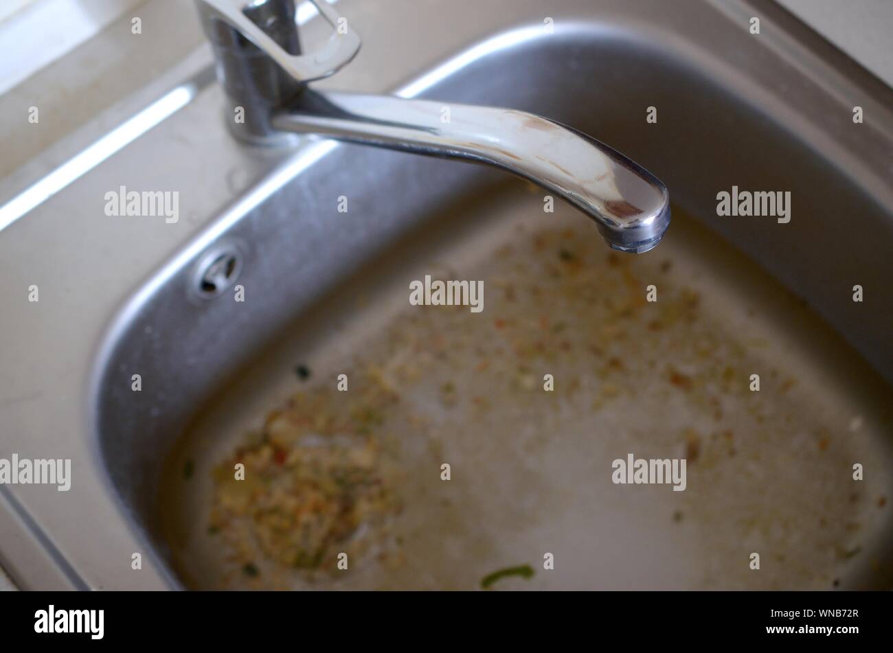 Lavello in acciaio inox foro tappo close up piena di acqua e particelle di  cibo. Traboccante lavello da cucina, scarico intasato. Problemi di  fornitura di acqua Foto stock - Alamy