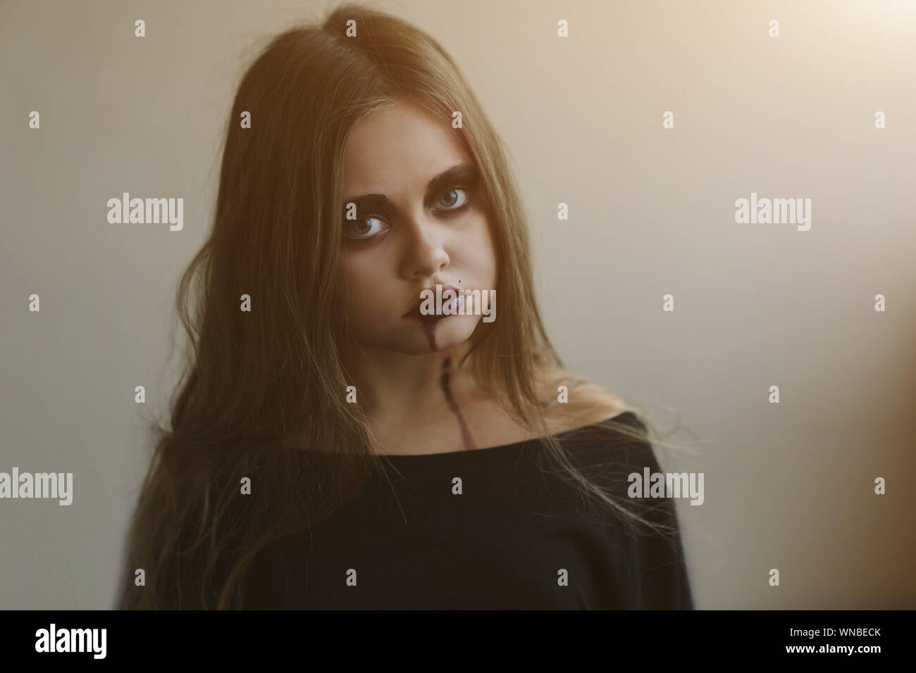 Bellissima con i capelli lunghi ragazza bionda con fatti in casa il trucco per Halloween. Foto Stock