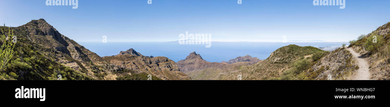 Panoramica vista aerea su Masca gorge e Teno masif da un percorso superiore fino al Monte de Agua area vicino Erjos, le isole di La Gomera e la Palm Foto Stock