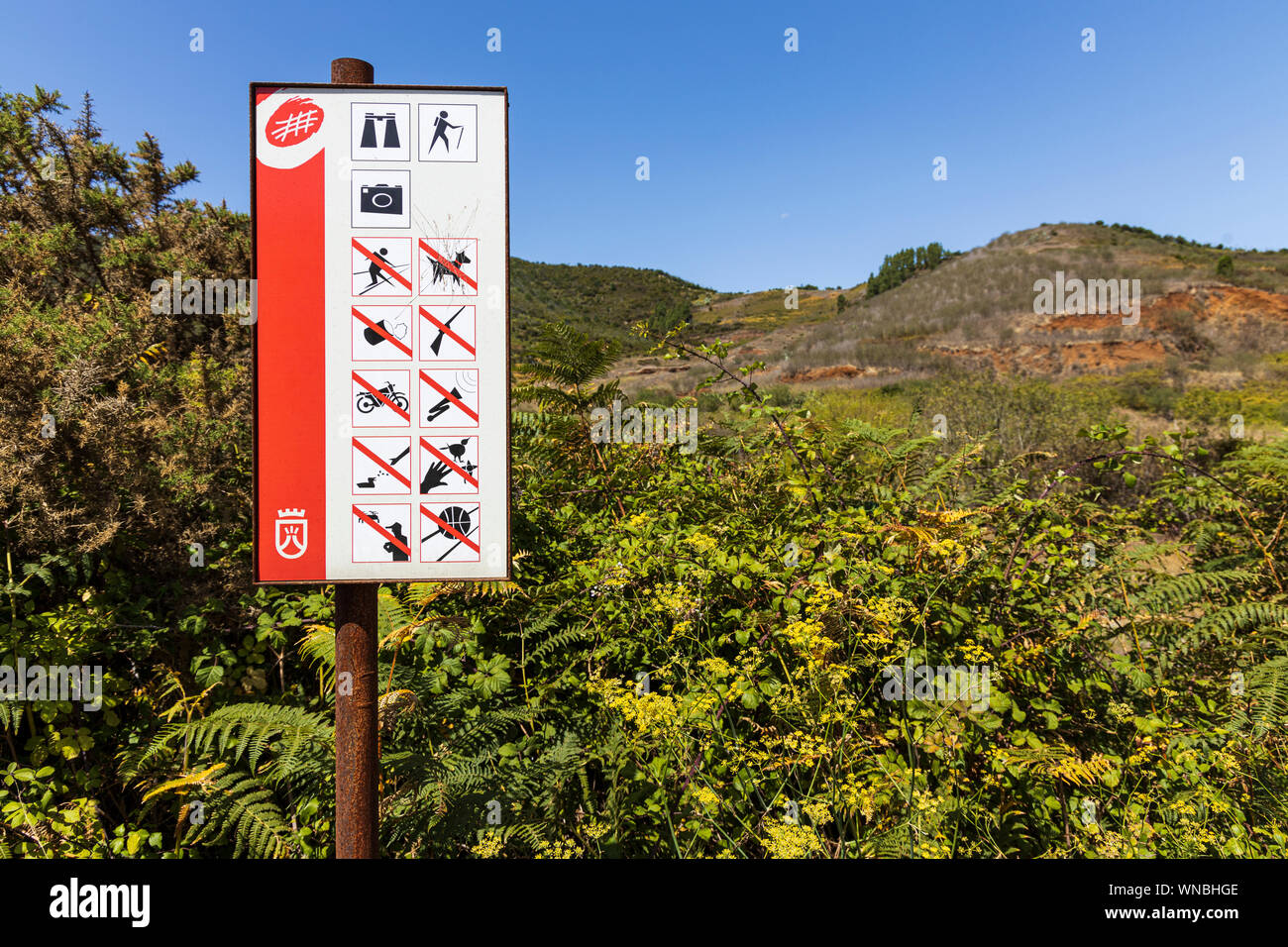 Segno che mostra ciò che è consentito e vietato in Teno masif riserva rurale vicino a Erjos, Tenerife, Isole Canarie, Spagna Foto Stock