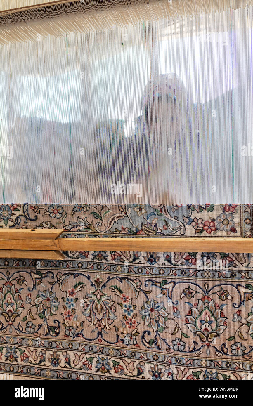 Tappeto tradizionale tessitura telaio a mano weaver, Dowlatabad giardino, Yazd, Yazd Provincia, Iran Foto Stock