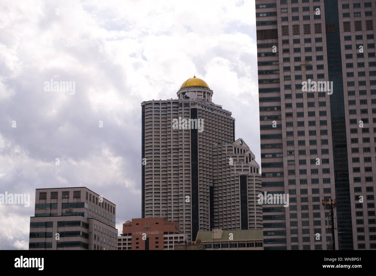 Cielo nuvoloso di Torre di Stato la cupola dorata e costruendo intorno a. Bangkok, Tailandia nel 2019, 6 settembre Foto Stock