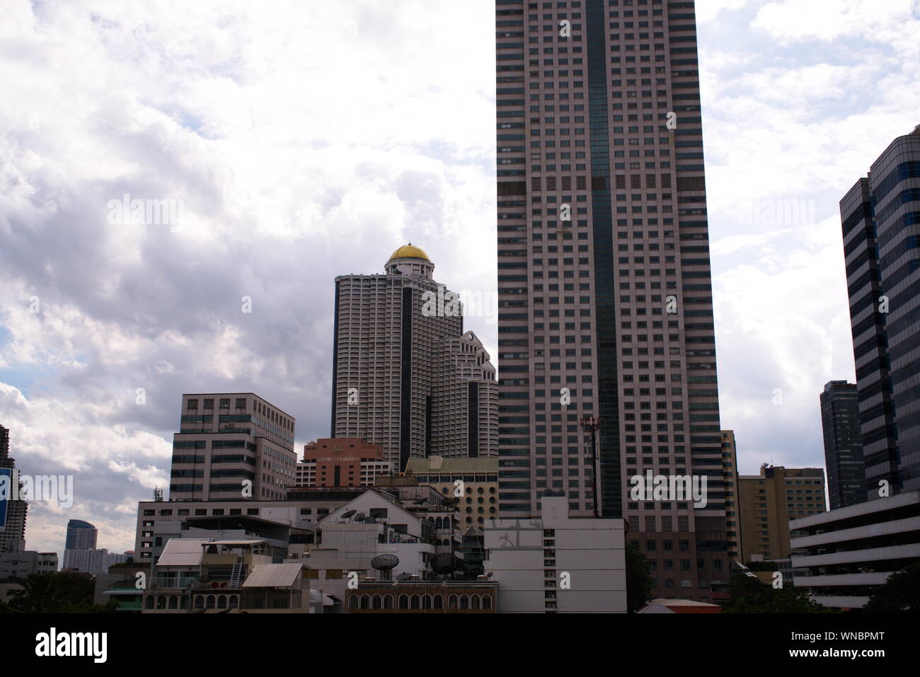 Cielo nuvoloso di Torre di Stato la cupola dorata e costruendo intorno a. Bangkok, Tailandia nel 2019, 6 settembre Foto Stock