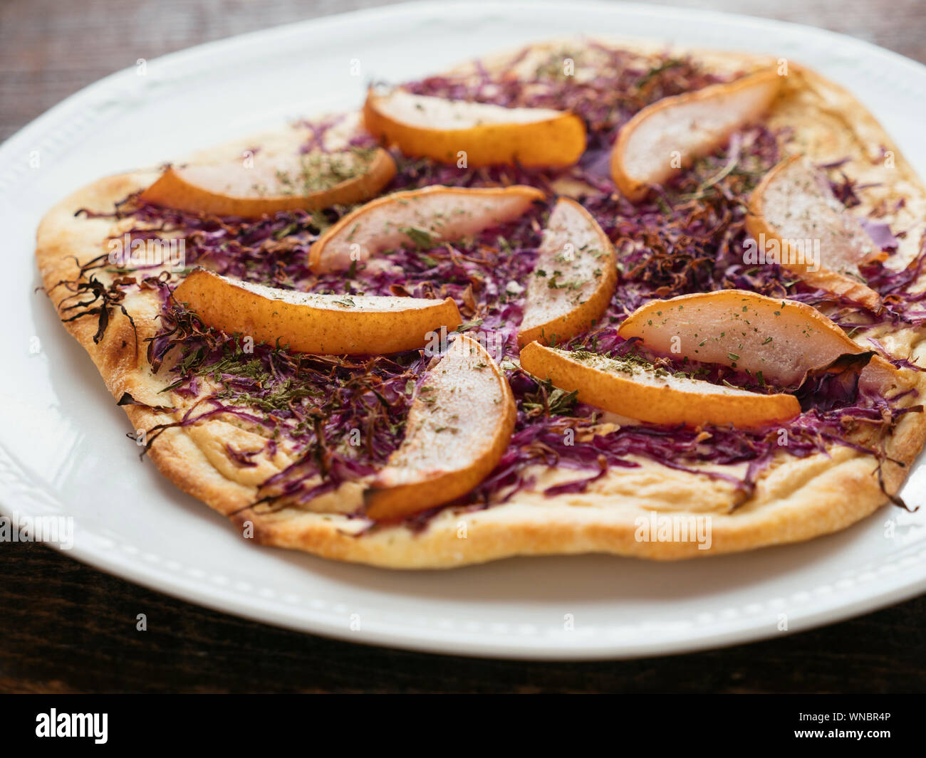 Tradizionale tedesco (flammkuchen flatbread) con cavolo rosso e pere. Foto Stock