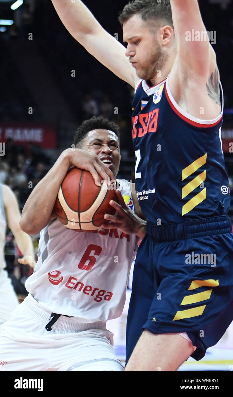 Foshan, la Cina della provincia di Guangdong. 6 Sep, 2019. A.J. Macellazione (L) della Polonia si rompe durante il gruppo I match tra la Polonia e la Russia al 2019 FIBA World Cup di Foshan, Cina del sud della provincia di Guangdong, Sett. 6, 2019. Credito: Huang Zongzhi/Xinhua/Alamy Live News Foto Stock