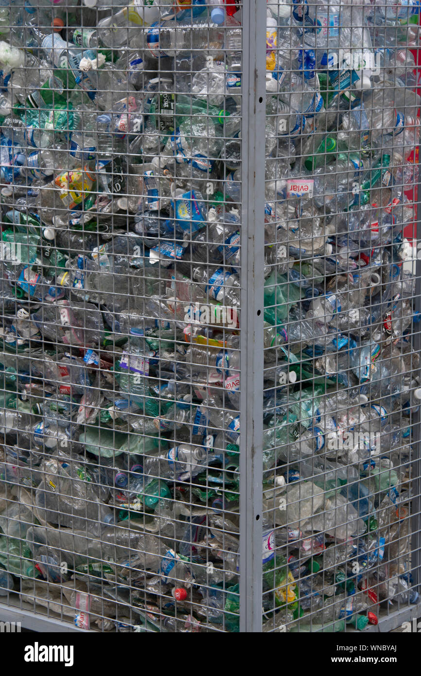 Le bottiglie di plastica raccolti per il riciclaggio. Chamonix, Francia. Foto Stock