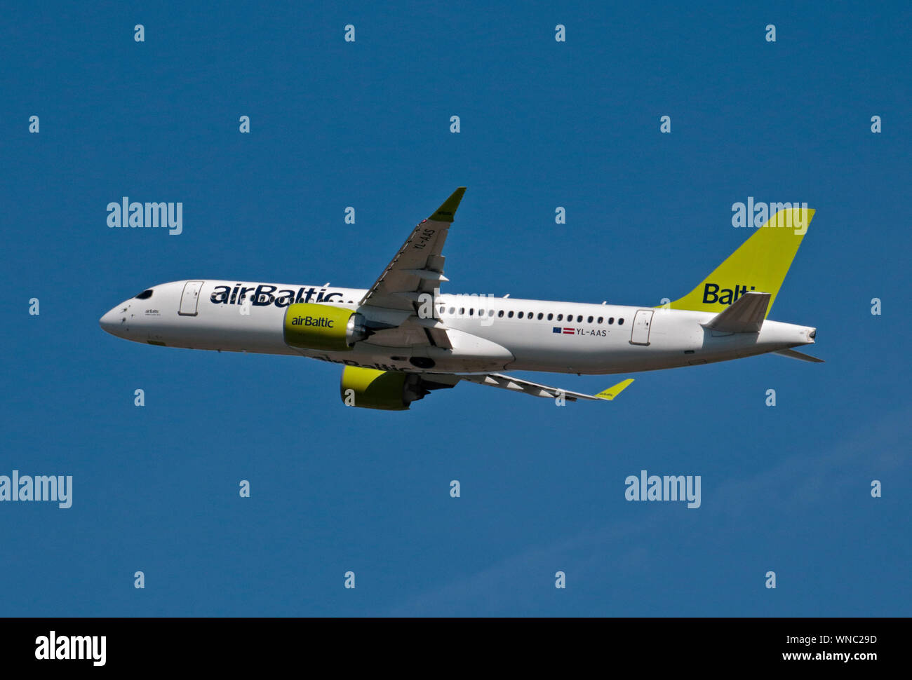 Air Baltic Airbus A220-300, Gatwick Foto Stock