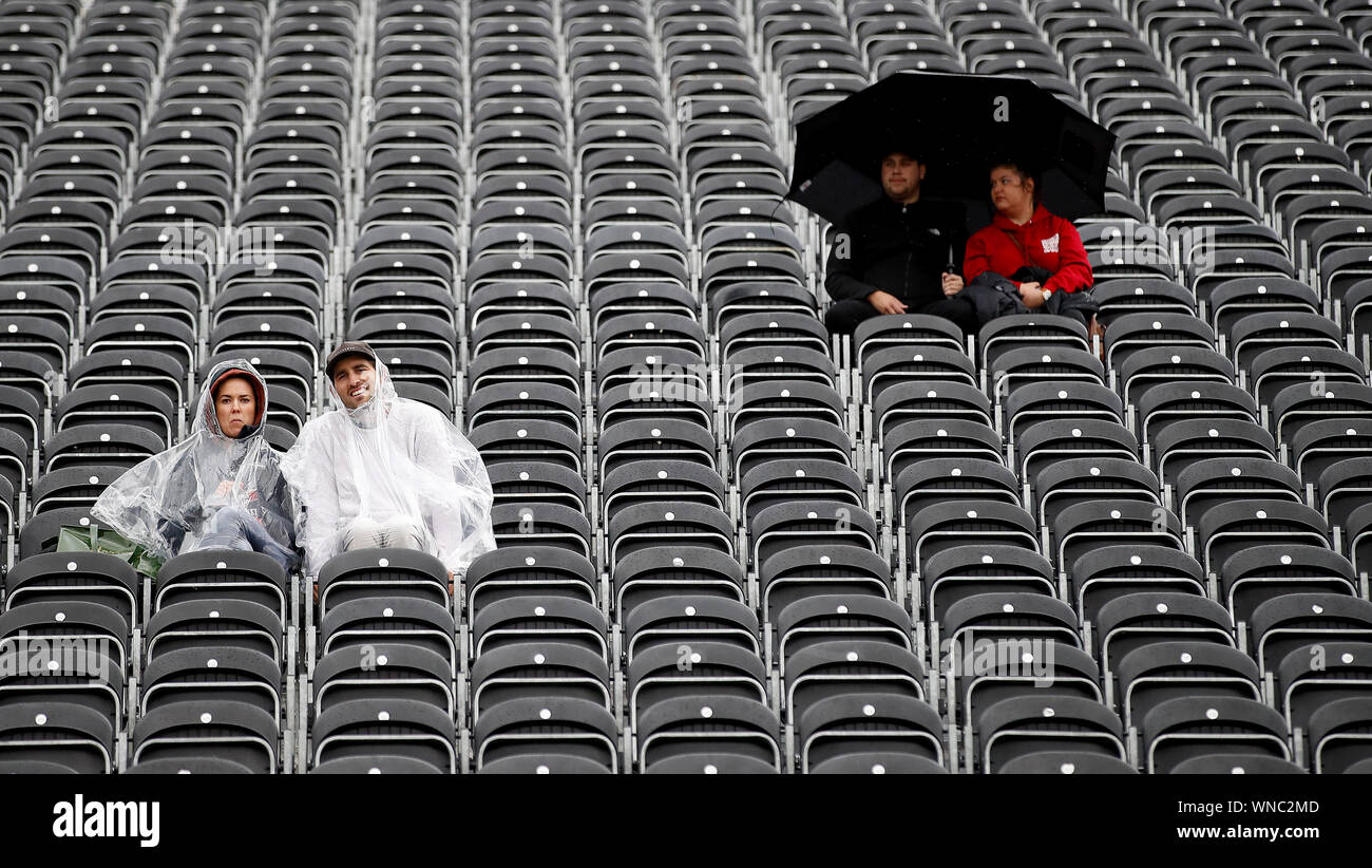 Gli spettatori nelle gabbie di attendere per giocare per riprendere durante un ritardo di pioggia il giorno 3 della quarta prova di ceneri a Emirates Old Trafford, Manchester. Foto Stock