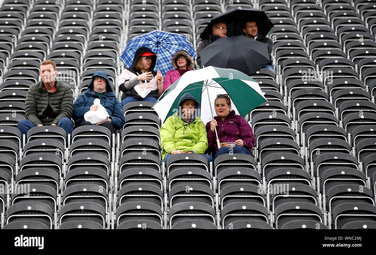 Gli spettatori nelle gabbie di attendere per giocare per riprendere durante un ritardo di pioggia il giorno 3 della quarta prova di ceneri a Emirates Old Trafford, Manchester. Foto Stock