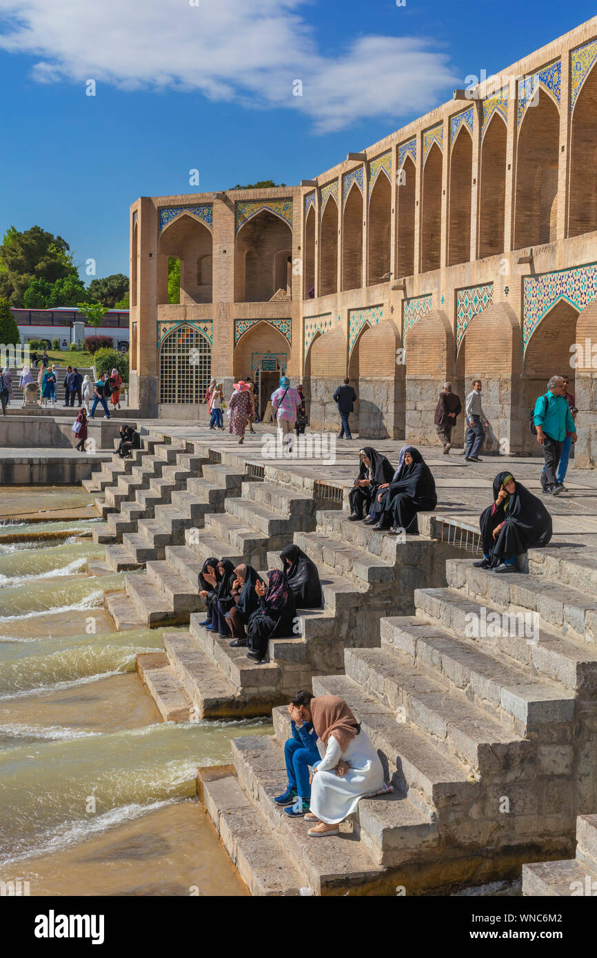 Ponte Khaju, secolo XVII, Zayanderud river, Isfahan, Provincia di Isfahan, Iran Foto Stock