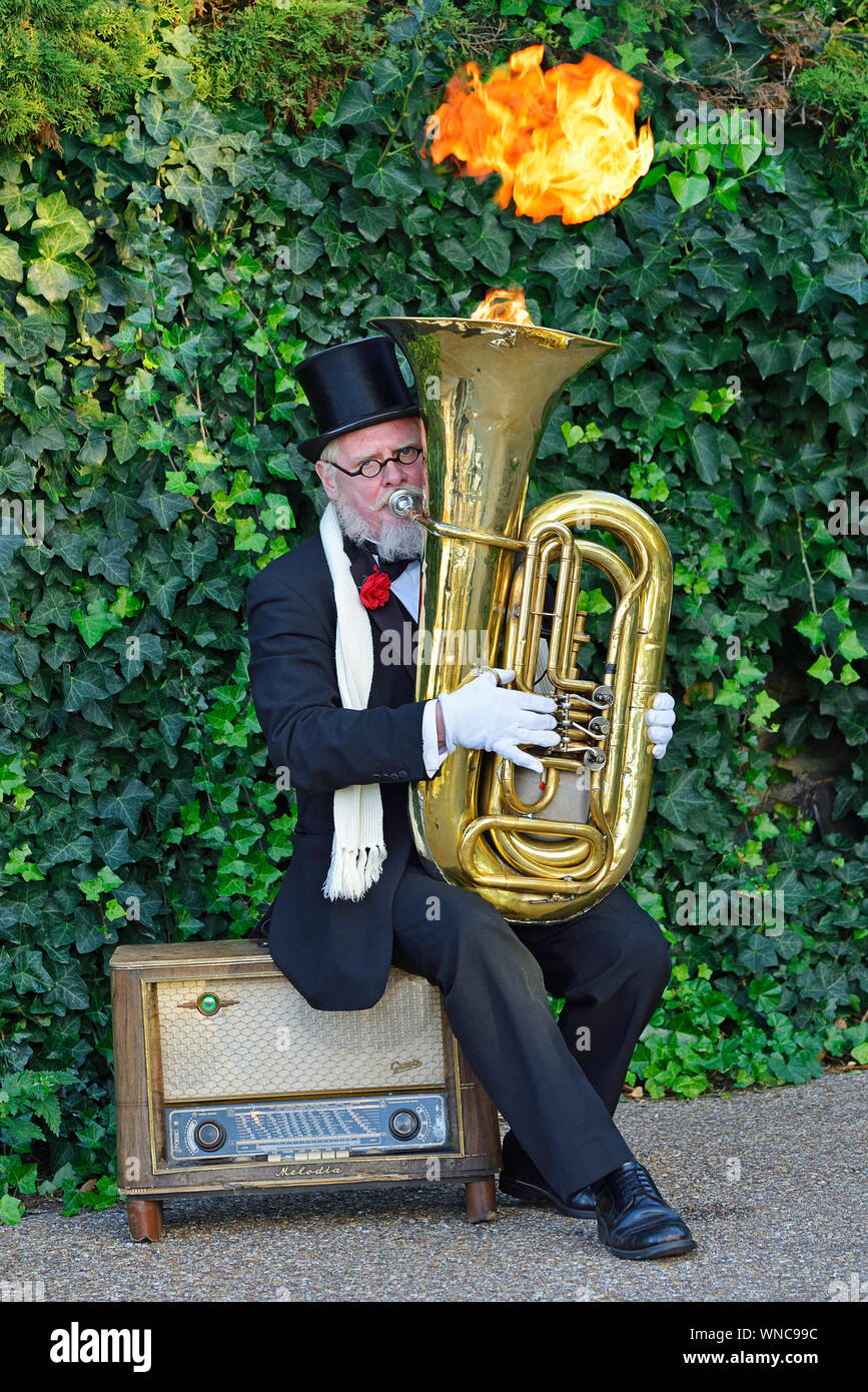 Street Performer giocando una fiammante Tube, London, England, Regno Unito Foto Stock