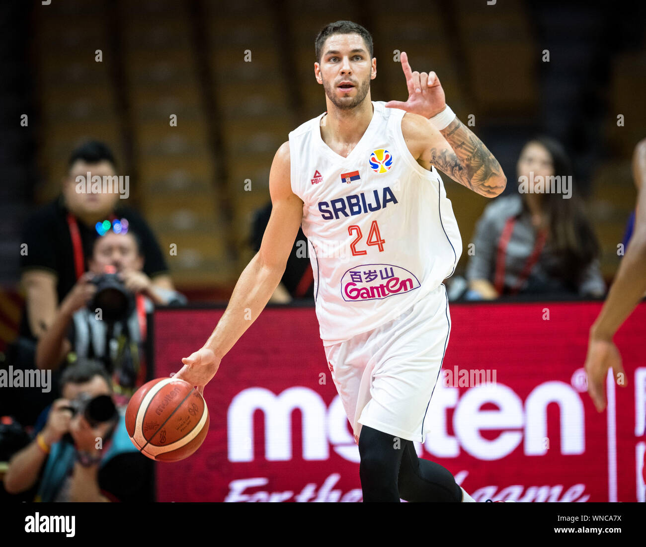 (190906) -- WUHAN, Sett. 6, 2019 (Xinhua) -- Stefan Jovic di Serbia gesti durante il gruppo J match tra Serbia e Puerto Rico al 2019 FIBA World Cup a Wuhan, capitale della Cina centrale della provincia di Hubei, Sett. 6, 2019. (Xinhua/Xiao Yijiu) Foto Stock