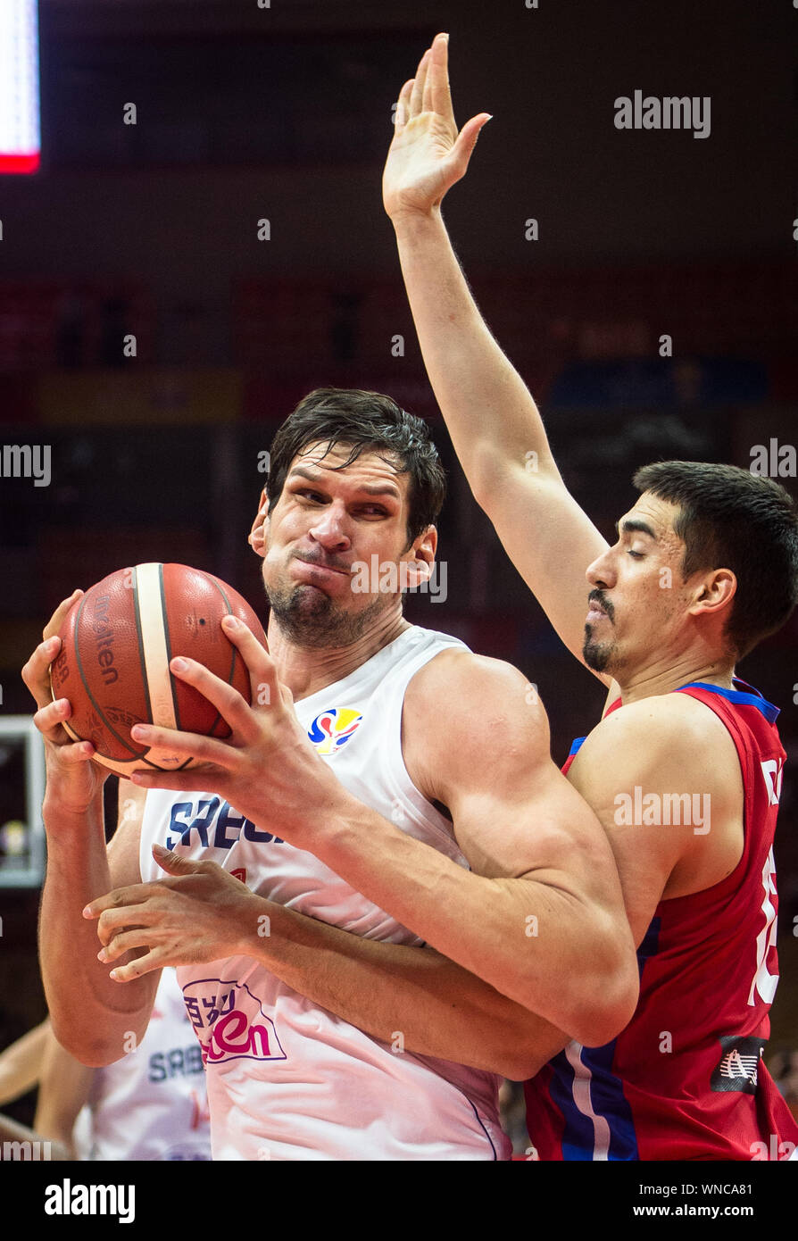 (190906) -- WUHAN, Sett. 6, 2019 (Xinhua) -- Boban Marjanovic (L) della Serbia si rompe durante il gruppo J match tra Serbia e Puerto Rico al 2019 FIBA World Cup a Wuhan, capitale della Cina centrale della provincia di Hubei, Sett. 6, 2019. (Xinhua/Xiao Yijiu) Foto Stock