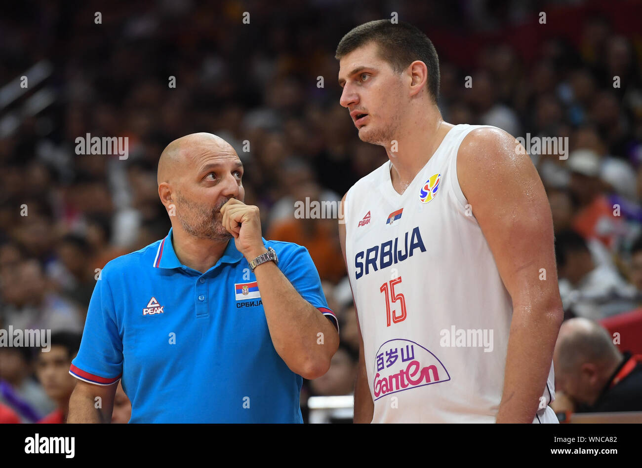 (190906) -- WUHAN, Sett. 6, 2019 (Xinhua) -- Sasha Djordjevic (L), allenatore della Serbia dà istruzioni di Nikola Jokic durante il gruppo J match tra Serbia e Puerto Rico al 2019 FIBA World Cup a Wuhan, capitale della Cina centrale della provincia di Hubei, Sett. 6, 2019. (Xinhua/Cheng min) Foto Stock