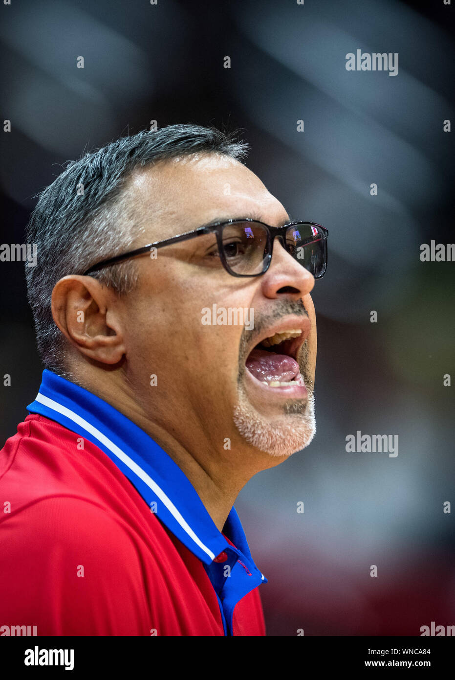 (190906) -- WUHAN, Sett. 6, 2019 (Xinhua) -- Eddie Casiano, allenatore di Puerto Rico dà istruzioni durante il gruppo J match tra Serbia e Puerto Rico al 2019 FIBA World Cup a Wuhan, capitale della Cina centrale della provincia di Hubei, Sett. 6, 2019. (Xinhua/Xiao Yijiu) Foto Stock