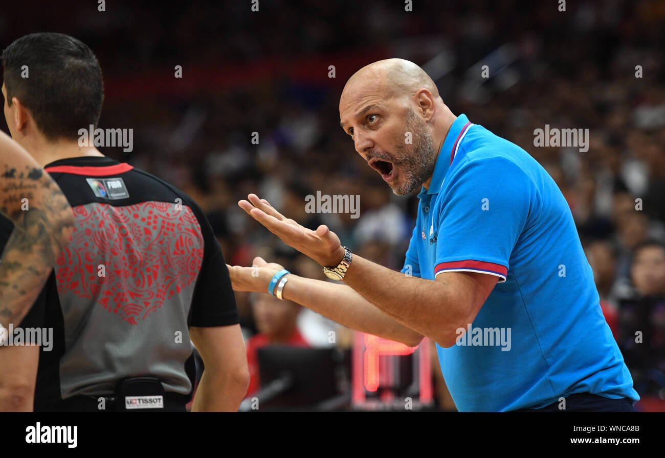 (190906) -- WUHAN, Sett. 6, 2019 (Xinhua) -- Sasha Djordjevic (L), allenatore della Serbia sostiene con un arbitro durante il gruppo J match tra Serbia e Puerto Rico al 2019 FIBA World Cup a Wuhan, capitale della Cina centrale della provincia di Hubei, Sett. 6, 2019. (Xinhua/Cheng min) Foto Stock