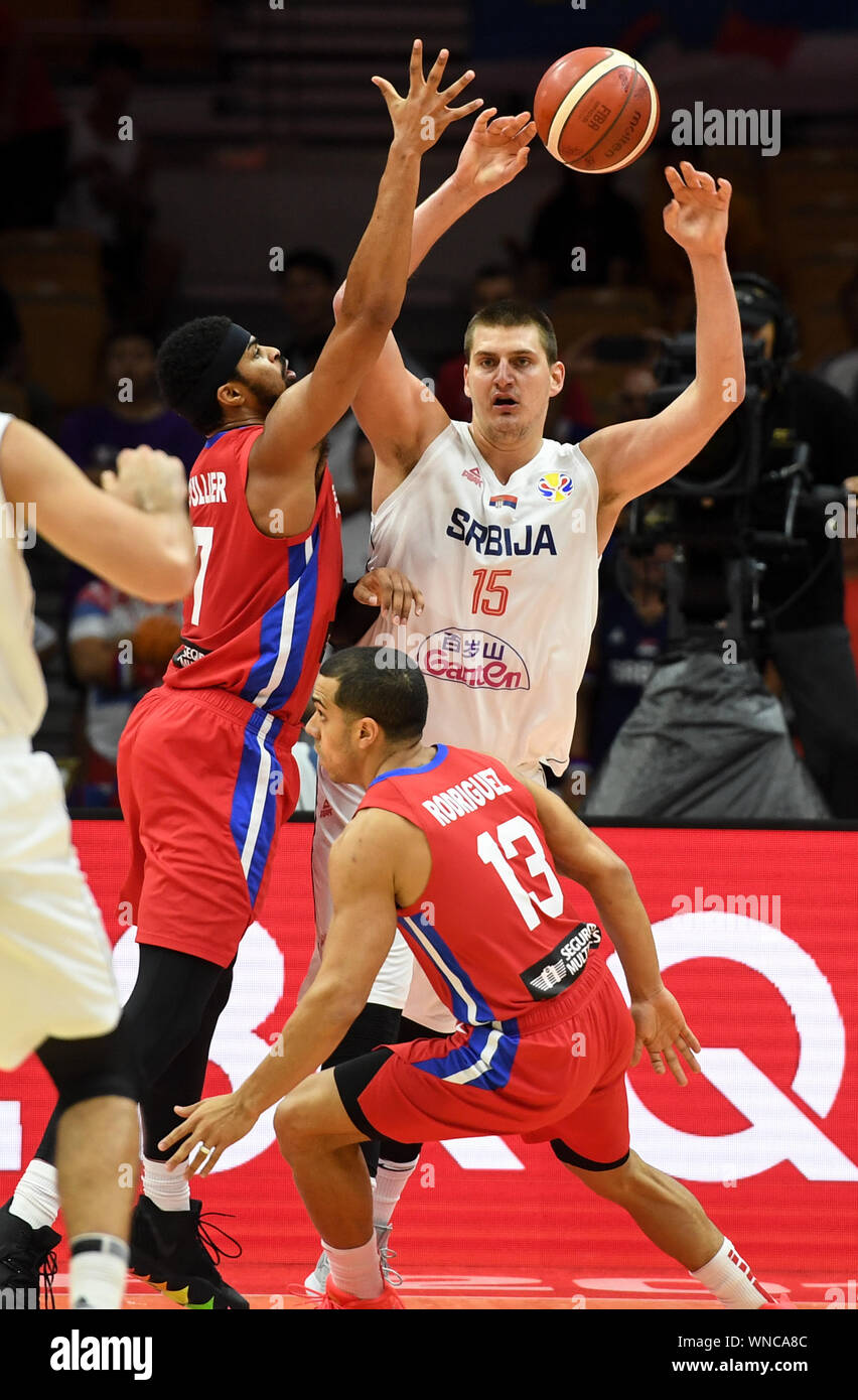 (190906) -- WUHAN, Sett. 6, 2019 (Xinhua) -- Nikola Jokic superiore (R) di Serbia passa la palla durante il gruppo J match tra Serbia e Puerto Rico al 2019 FIBA World Cup a Wuhan, capitale della Cina centrale della provincia di Hubei, Sett. 6, 2019. (Xinhua/Cheng min) Foto Stock