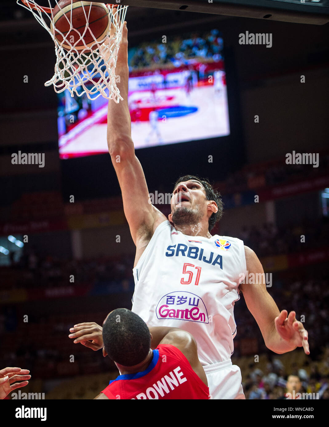 (190906) -- WUHAN, Sett. 6, 2019 (Xinhua) -- Boban Marjanovic di Serbia schiacciate durante il gruppo J match tra Serbia e Puerto Rico al 2019 FIBA World Cup a Wuhan, capitale della Cina centrale della provincia di Hubei, Sett. 6, 2019. (Xinhua/Xiao Yijiu) Foto Stock