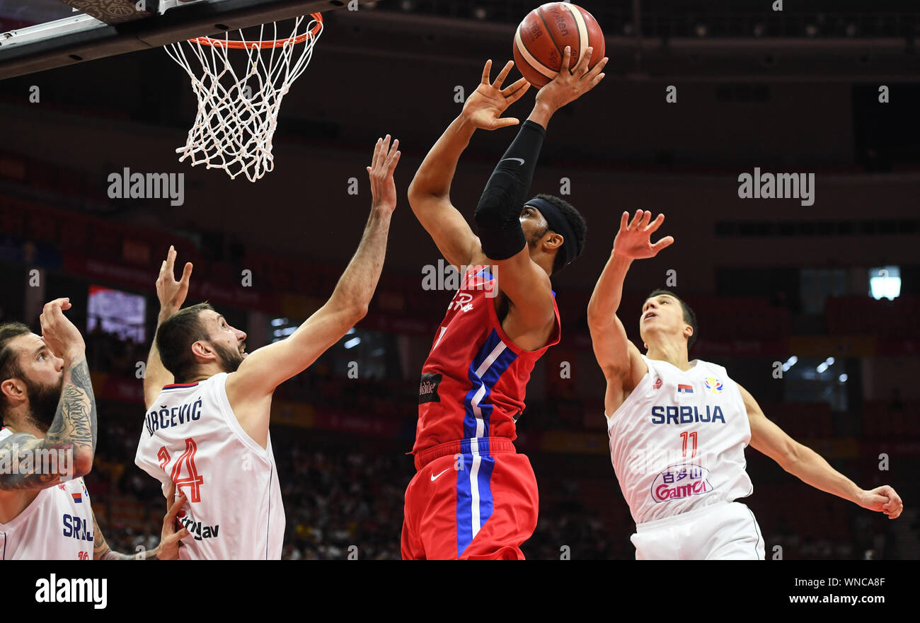 (190906) -- WUHAN, Sett. 6, 2019 (Xinhua) -- Devon Collier (2R) di Puerto Rico va fino al cestello durante il gruppo J match tra Serbia e Puerto Rico al 2019 FIBA World Cup a Wuhan, capitale della Cina centrale della provincia di Hubei, Sett. 6, 2019. (Xinhua/Cheng min) Foto Stock
