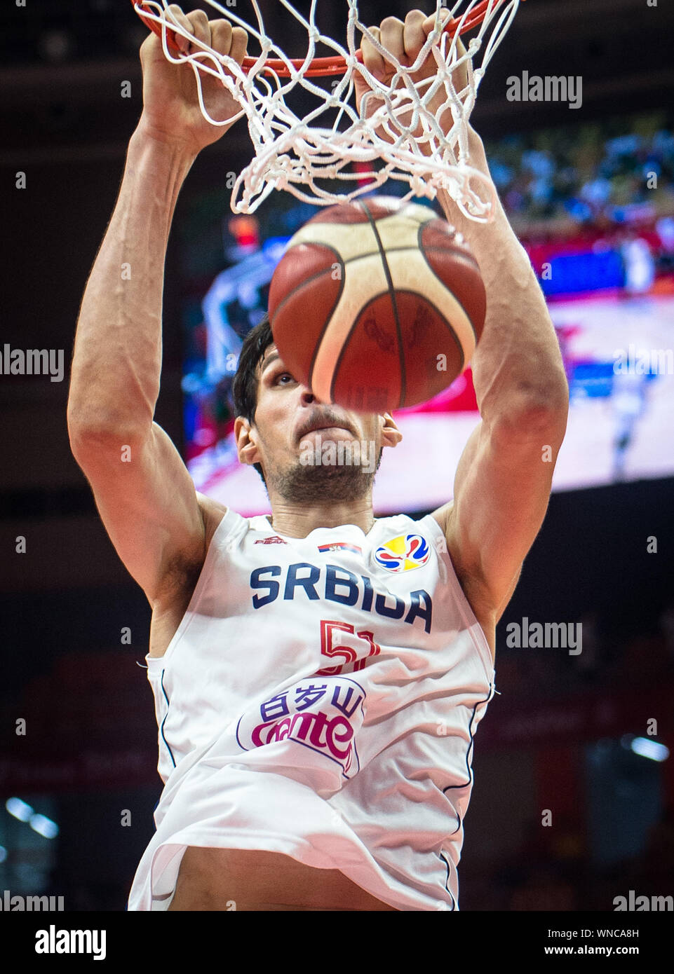 (190906) -- WUHAN, Sett. 6, 2019 (Xinhua) -- Boban Marjanovic di Serbia schiacciate durante il gruppo J match tra Serbia e Puerto Rico al 2019 FIBA World Cup a Wuhan, capitale della Cina centrale della provincia di Hubei, Sett. 6, 2019. (Xinhua/Xiao Yijiu) Foto Stock