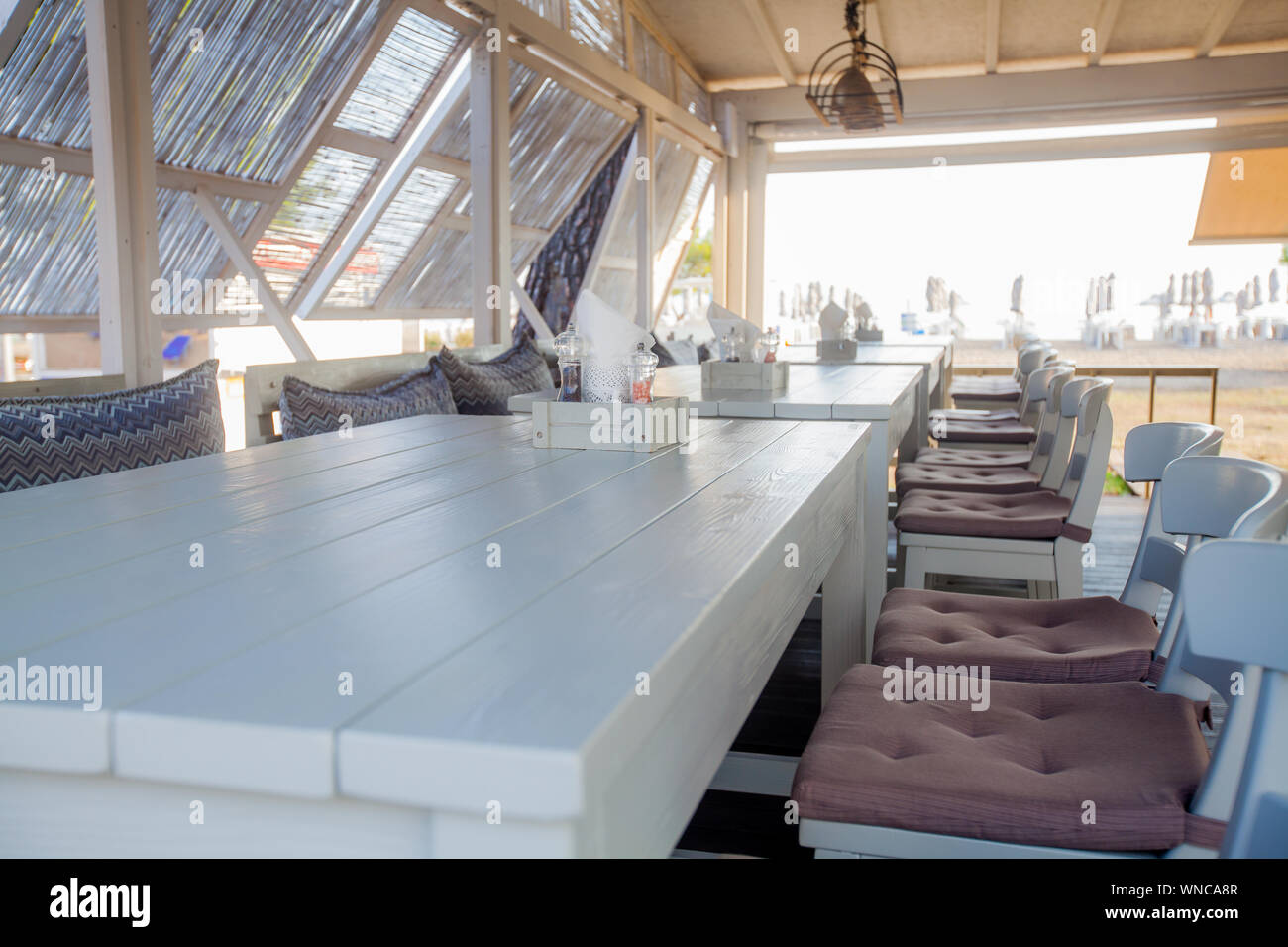 Interno del tradizionale legno taverna accanto alla spiaggia. La Grecia. Foto Stock