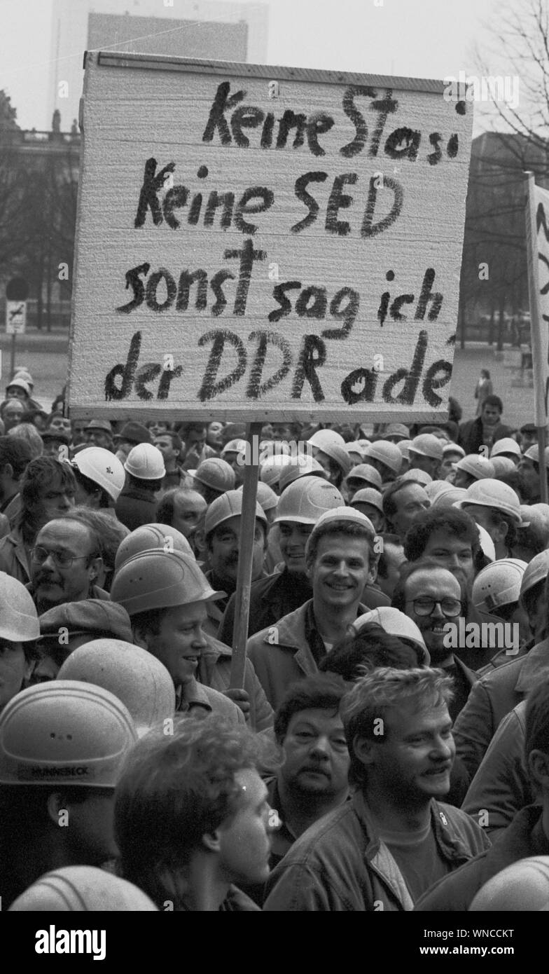 01 Gennaio 1990 Berlino: Demo nel supporto della tavola rotonda, Modrow governo non ha seguito la tavola rotonda di istruzioni. Successivamente la costruzione i lavoratori dei cantieri su Friedrichstrasse ha smesso di funzionare e spostato al popolo della camera. La maggior parte di loro ha lavorato per la VEB Ingenieurhochbau, dove ci sono forti gruppi di opposizione "No Stasi, no SED, altrimenti mi puoi dire addio alla RDT". Migliore qualità dell'immagine, esatta data di scatto non noto. Foto: Paul Glaser/dpa-Zentralbild/ZB Foto Stock