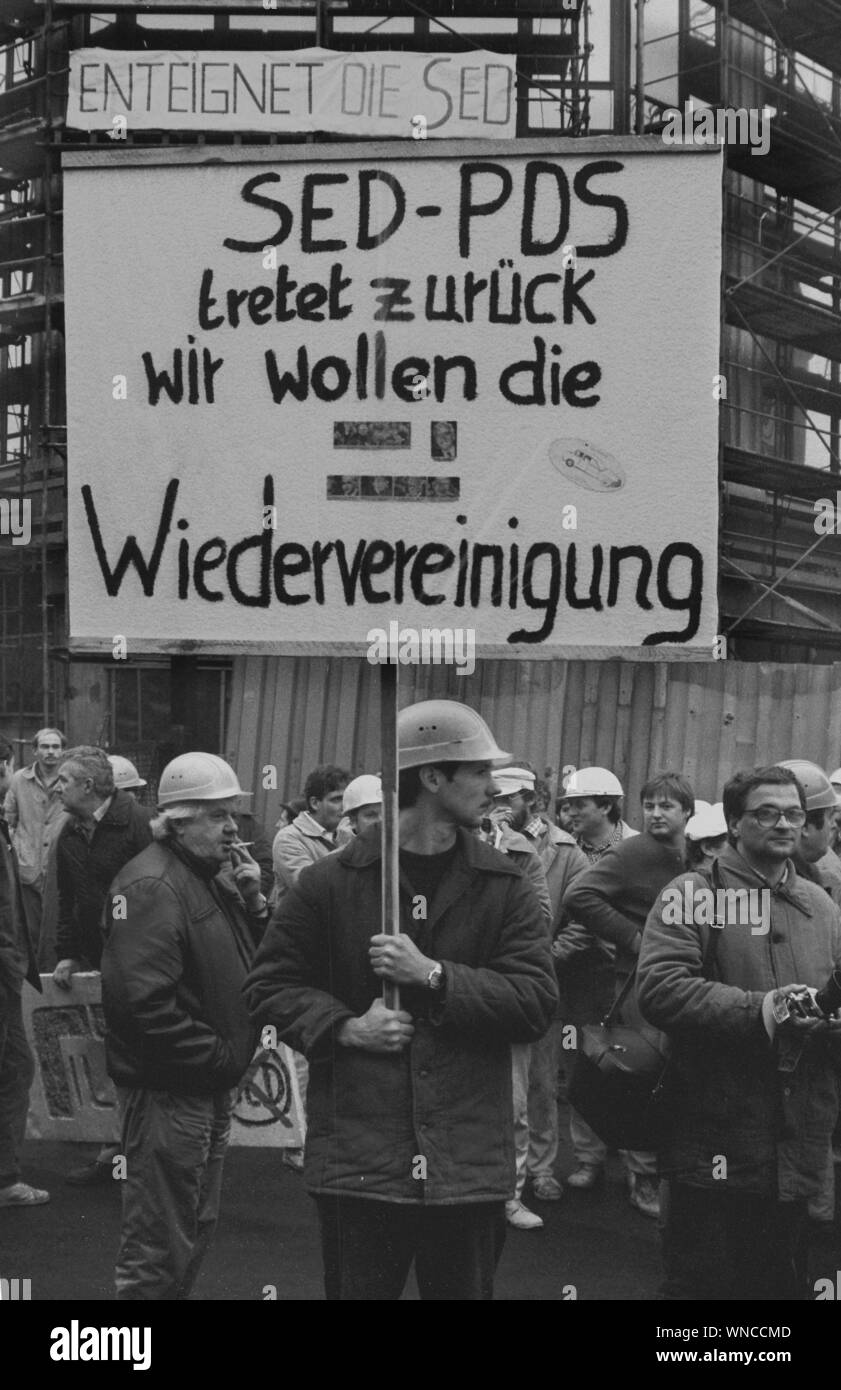 01 Gennaio 1990 Berlino: Demo nel supporto della tavola rotonda, Modrow governo non obbedire al regime della tavola rotonda. Successivamente la costruzione i lavoratori dei cantieri su Friedrichstrasse ha smesso di funzionare e spostato al popolo della camera. La maggior parte di loro ha lavorato per la VEB Ingenieurhochbau, dove ci sono forti gruppi di opposizione "No Stasi, no SED, altrimenti mi puoi dire addio alla RDT". Migliore qualità dell'immagine, esatta data di scatto non noto. Foto: Paul Glaser/dpa-Zentralbild/ZB Foto Stock