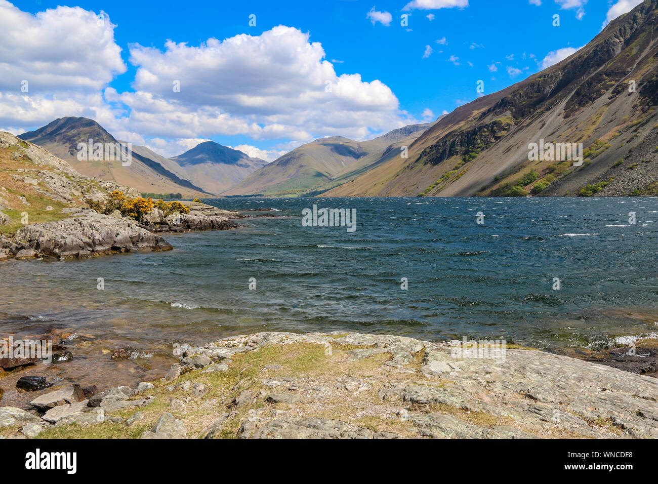 Splendido tranquillo scenario del Wast Water, sul modo di Scarfell Paike, con vedute di Wasdale Testa e grande timpano, Lake District, Cumbria, Regno Unito Foto Stock