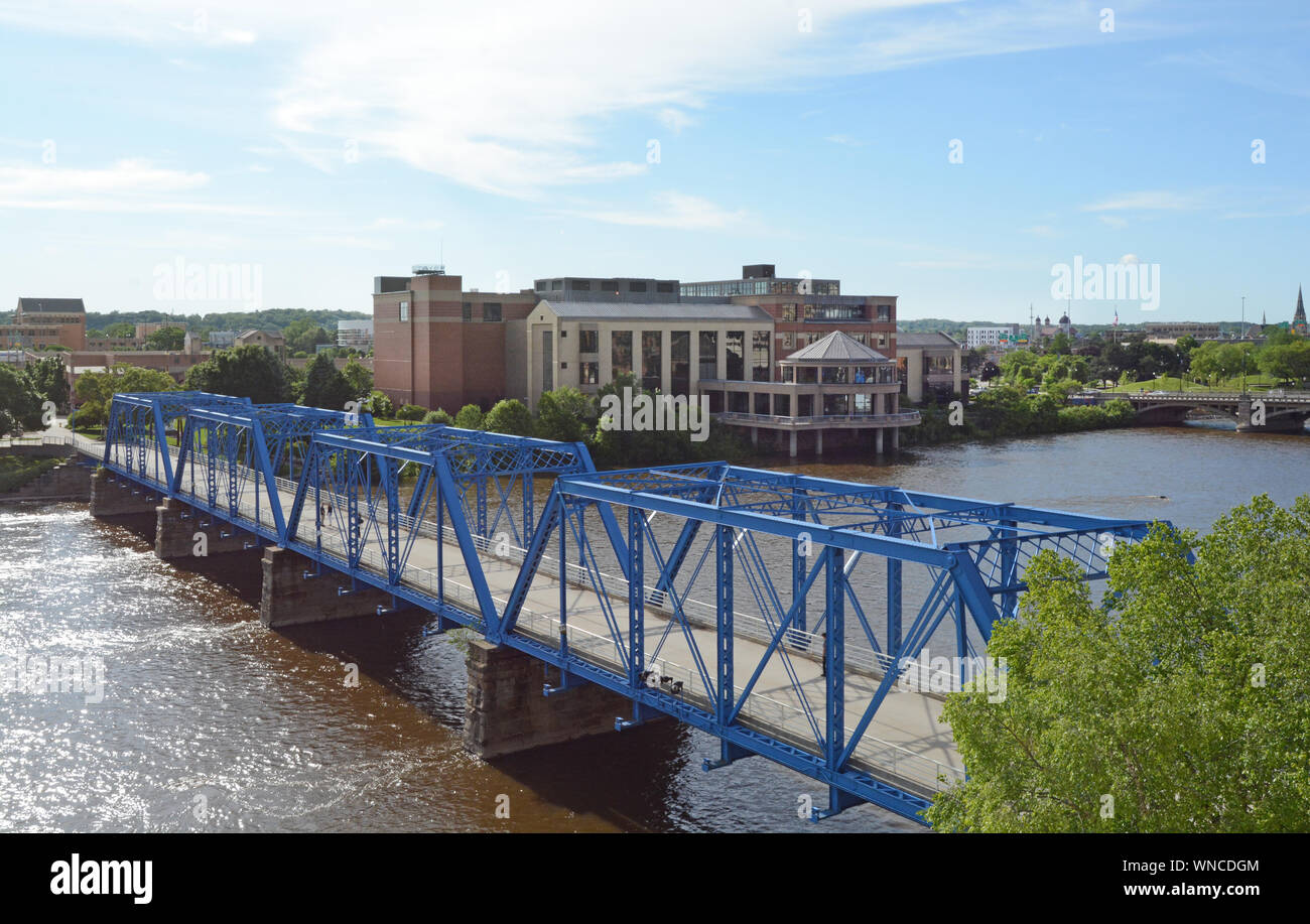 Il Blue ponte che attraversa il grande fiume in Grand Rapids, Michigan. Il Grand Rapids museo pubblico raffigurato nella distanza. Foto Stock