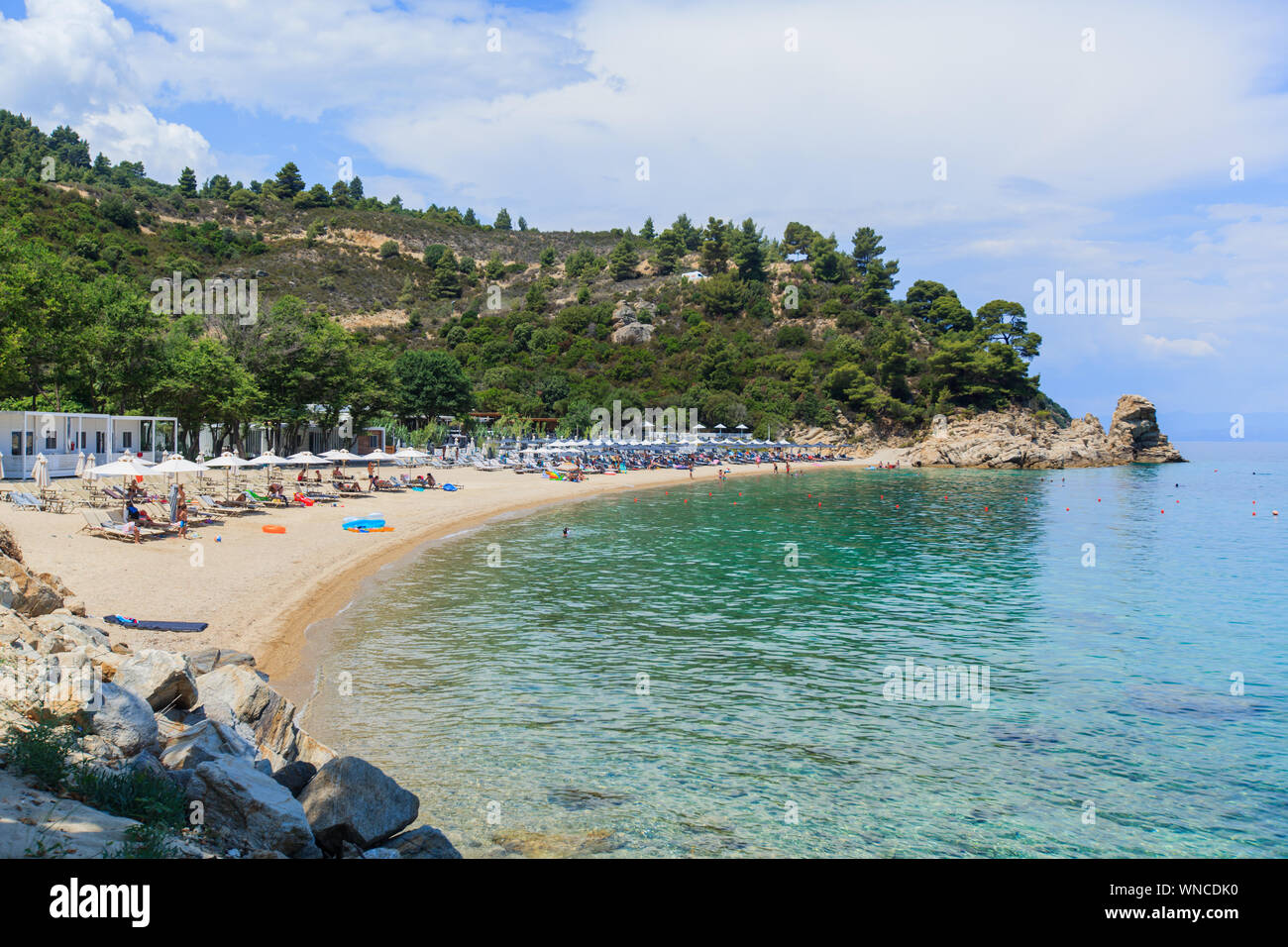 Vista panoramica sul sogno spiaggia di sabbia con lettini e parasole e rilassante turistica durante la vacanza a destinazione di viaggio Grecia. Foto Stock