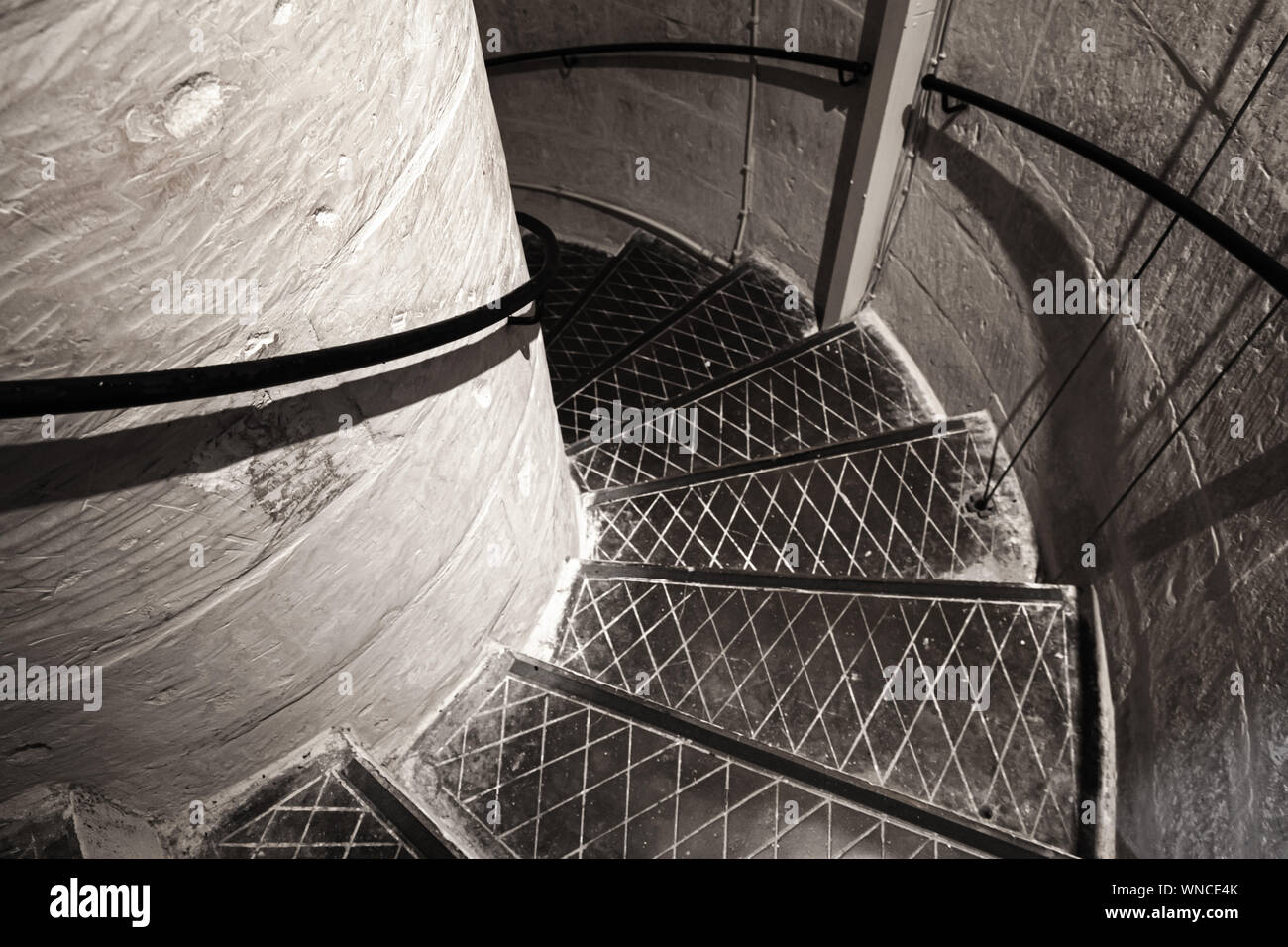 Abstract scuri interni della torre, scuro scala a spirale che andare verso il basso Foto Stock