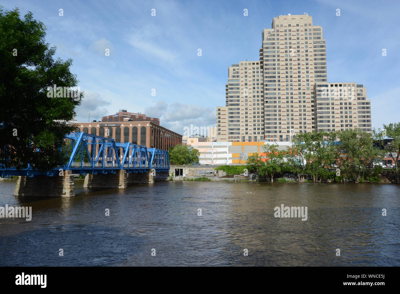 Grand Rapids, Michigan dove il blu ponte attraversa il grande fiume. Popolare ponte pedonale. Downtown area lungo il fronte fiume. Foto Stock