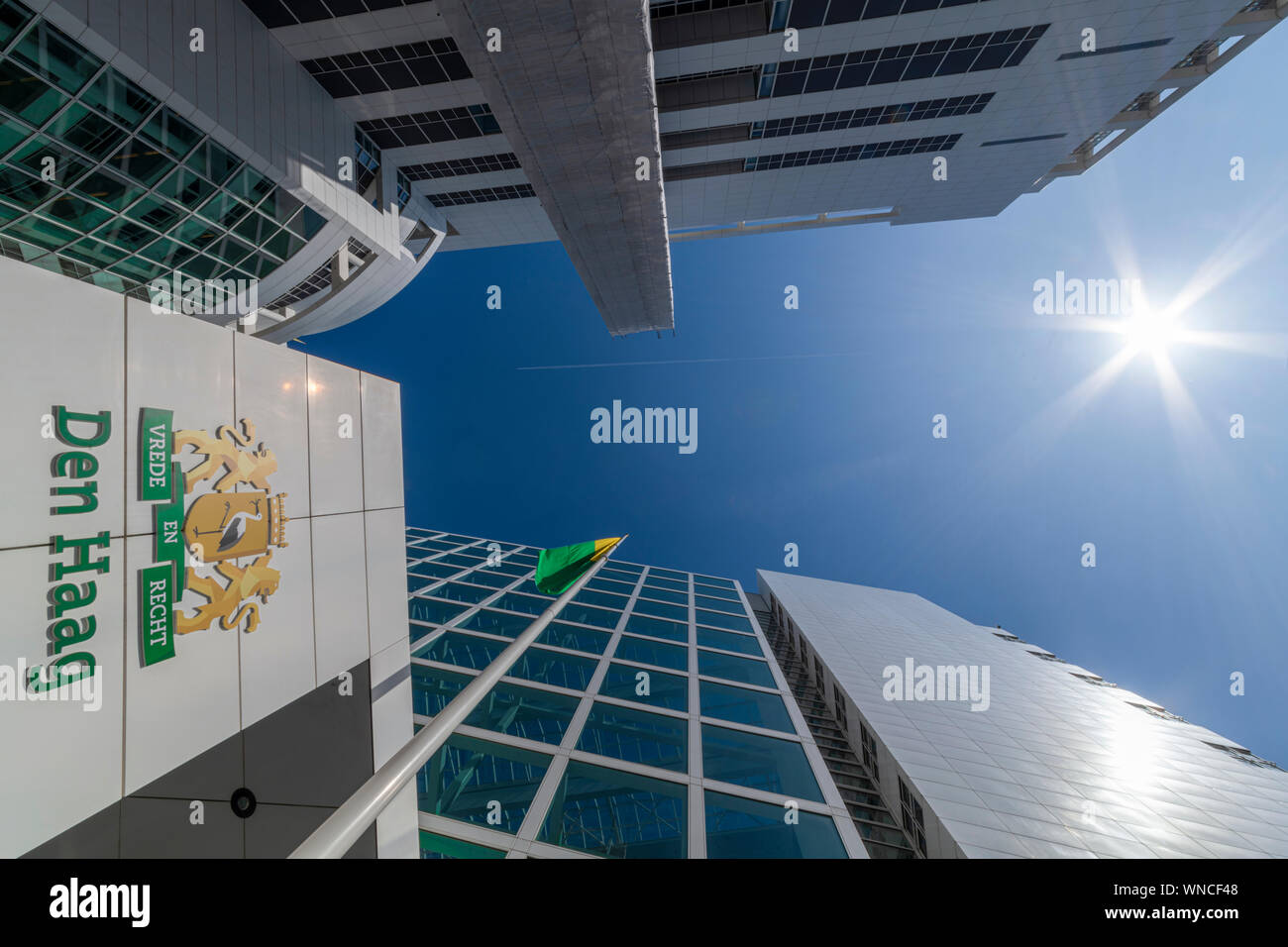 L'Aia, 24 agosto 2019 - La vista dell'Aia municipio edificio sotto una purea cielo blu e un sole brillante lucentezza Foto Stock