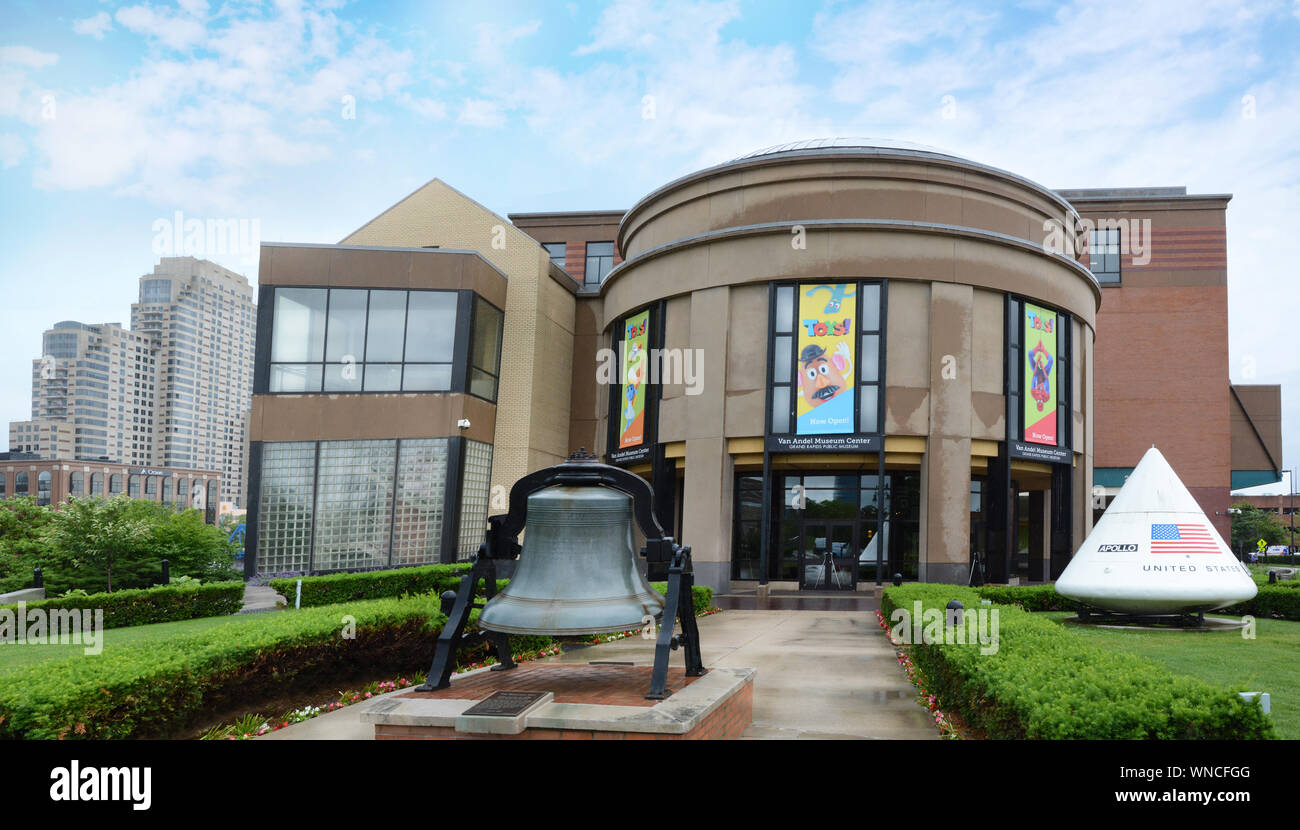 Grand Rapids museo pubblico. Orizzontale, vista esterna. Primo piano dell'entrata principale. Foto Stock
