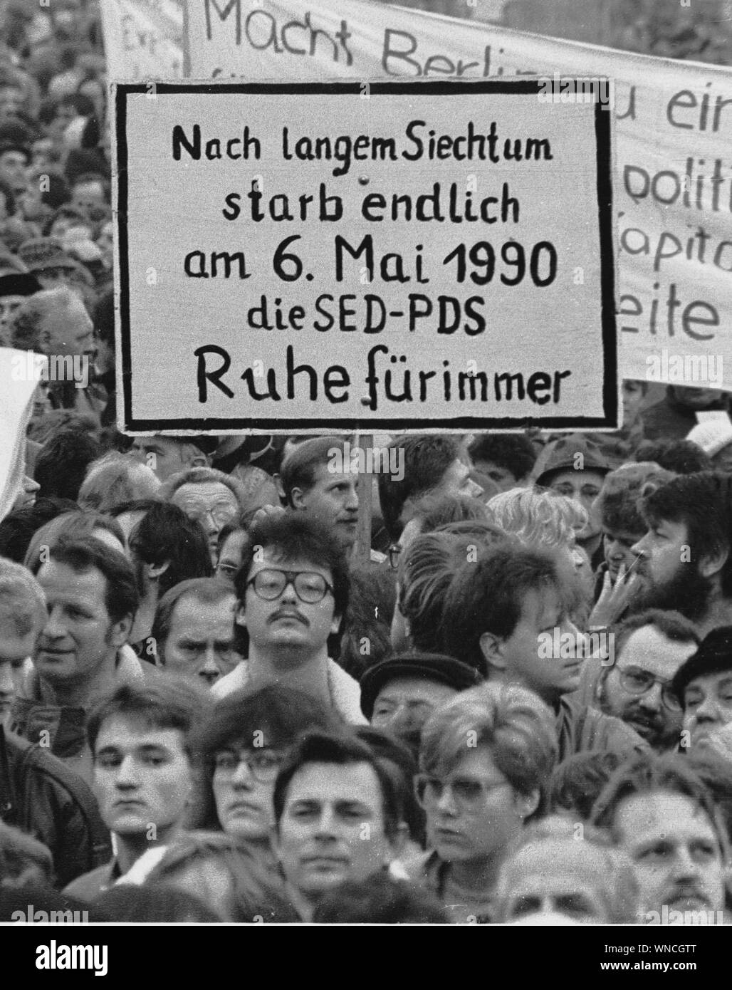 01 Gennaio 1990 Berlino: Berlino/14.1.1990 il DOCUP East - SDP - è fondata nella Sala Congressi su Alexanderplatz. Dopo di che ci sarà un rally pubblica su Alex. È la prima apparizione pubblica del DOCUP nella RDT. Foto: Paul Glaser/dpa-Zentralbild/ZB Foto Stock