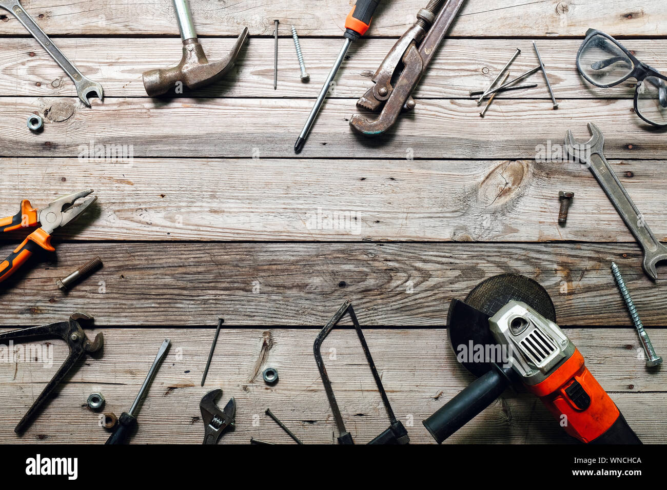 Collezione di antiche macchine per la lavorazione del legno e carving  strumenti su una rozza tavola vintage: falegnameria, artigianato e  manifatture concetto, laici piatta Foto stock - Alamy