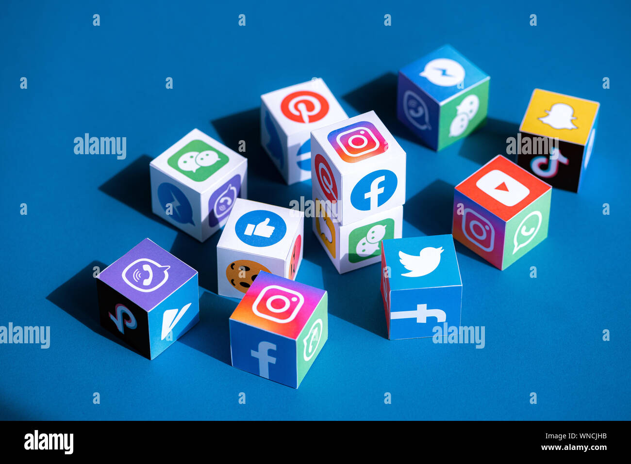 Una carta raccolta cubetti con loghi stampati del mondo-famose reti sociali  online e messaggeri Foto stock - Alamy