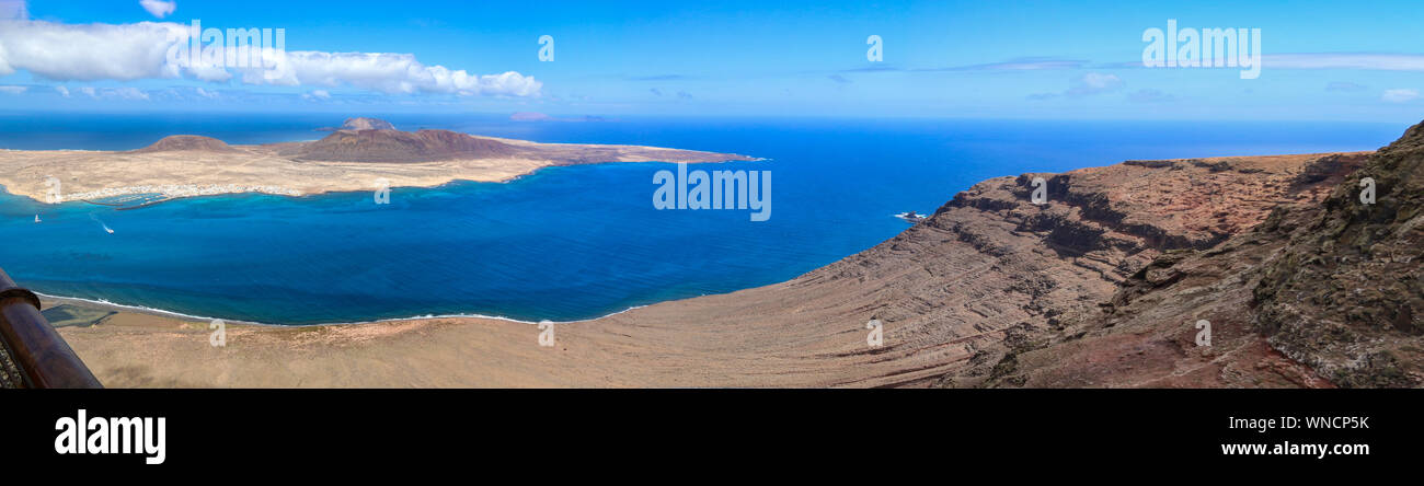 Eccezionali viste panoramiche dal Mirador del Rio, una scarpata chiamato Batería del Río nel nord dell'isola delle Canarie di Lanzarote, Spagna Foto Stock