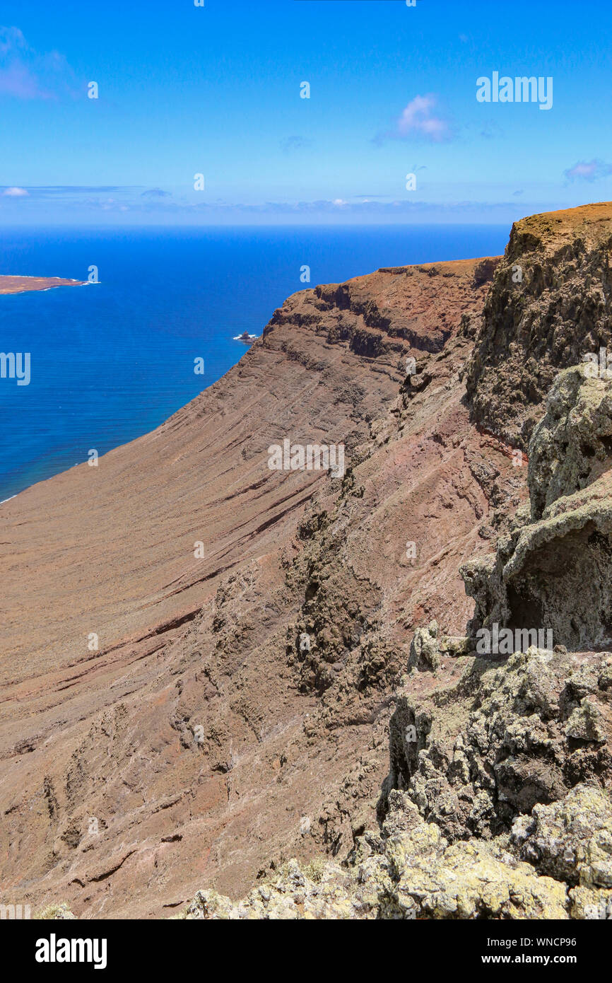 Eccezionali viste panoramiche dal Mirador del Rio, una scarpata chiamato Batería del Río nel nord dell'isola delle Canarie di Lanzarote, Spagna Foto Stock