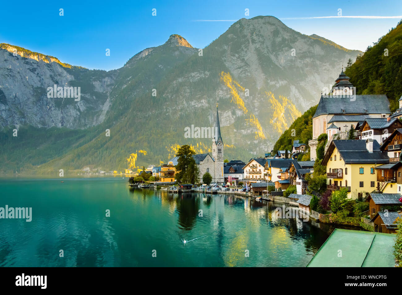 Hallstatt, Austria. Pittoresca cittadina sul lago alpino Hallstatter vedere nelle Alpi austriache montagne. La stagione autunnale. Foto Stock