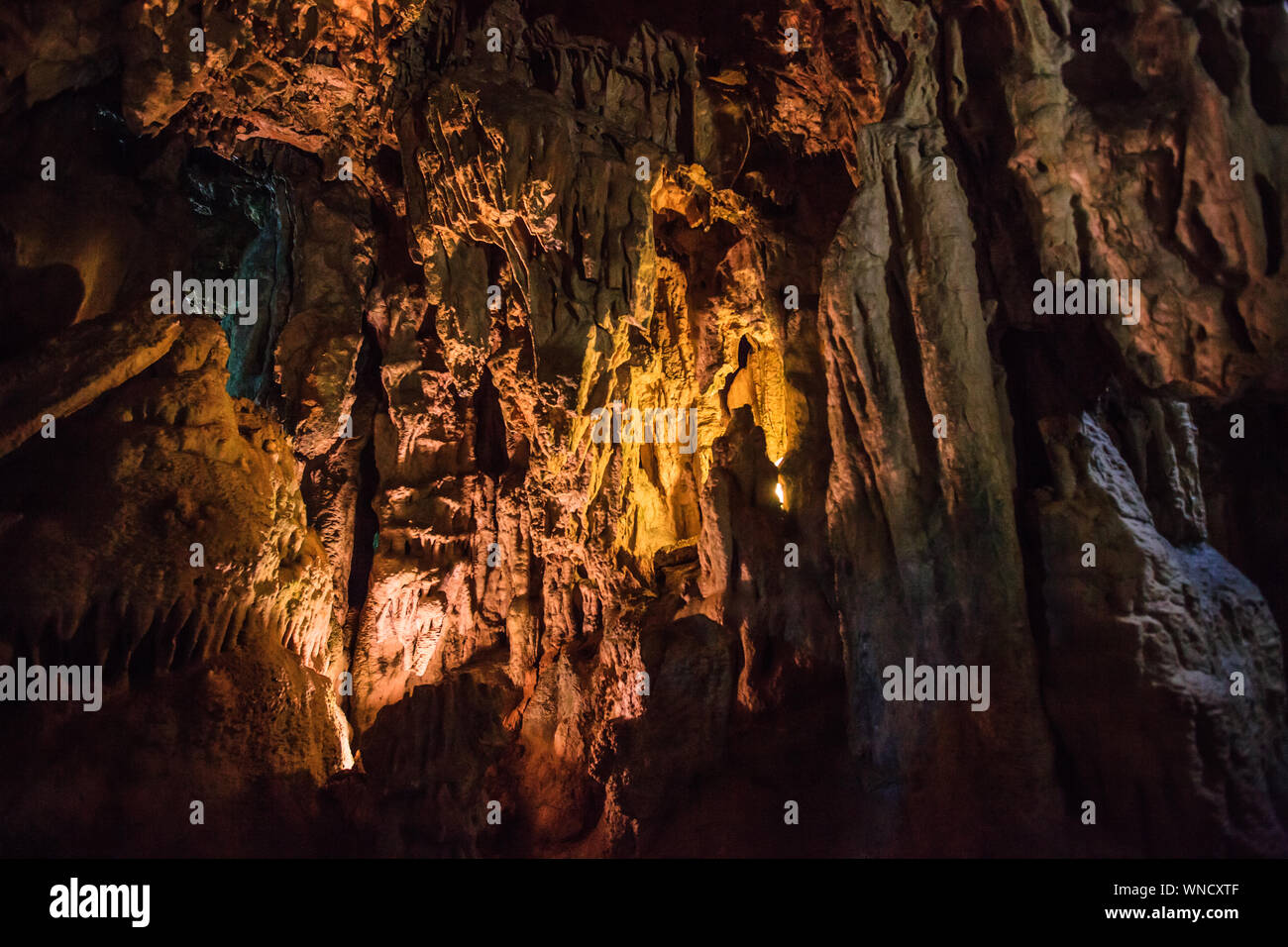 Grotta di decorazione, massicce colonne di stalattiti e stalagmiti , formazione all'interno della grotta, Resava Cave , Serbia orientale. Foto Stock