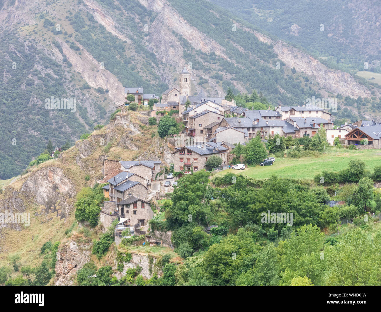 Panoramica del piccolo borgo medievale di Tirvis, nella provincia di Pallars Sobira, dei Pirenei catalani. La Catalogna, Spagna, Europa. Foto Stock